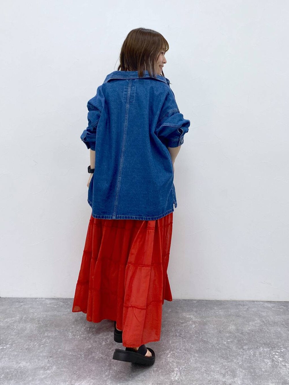 ブラック系のサンダル、ブルー系のTシャツ/カットソー、シルバー系のネックレスを着用したレディースの夏コーディネートの7枚目の写真