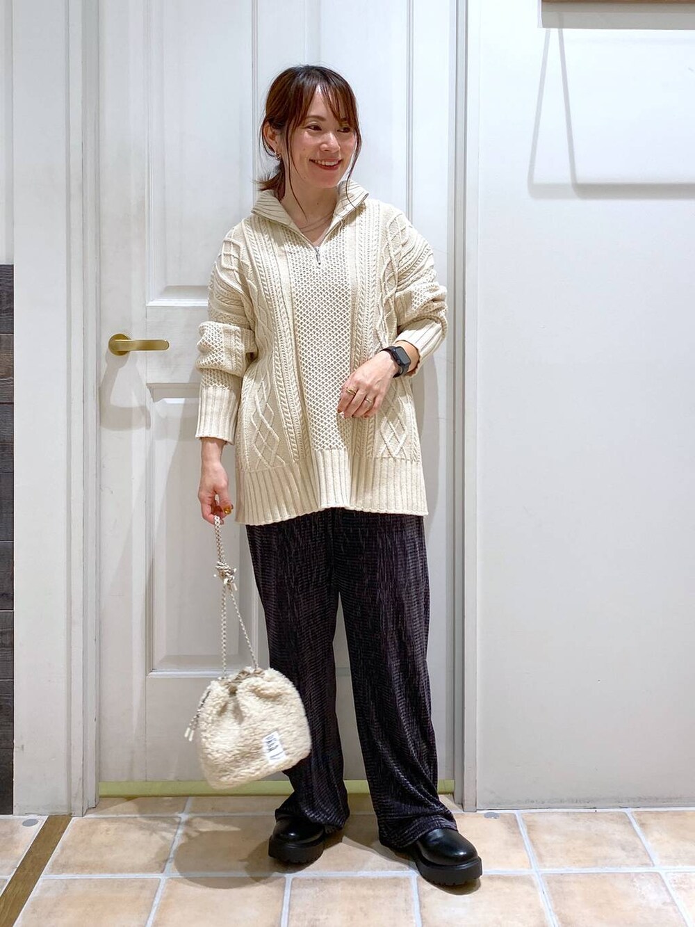 ブラック系のブーツ、ベージュ系のハンドバッグ、その他のその他パンツを着用したレディースの秋コーディネートの3枚目の写真