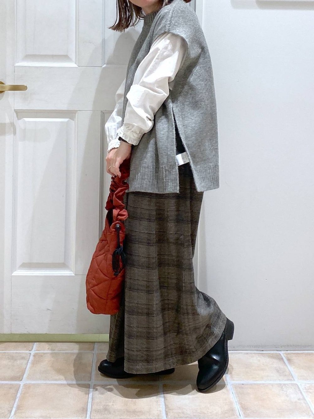 ブラック系のブーツ、その他のその他パンツ、グレー系のベストを着用したレディースの秋コーディネートの4枚目の写真
