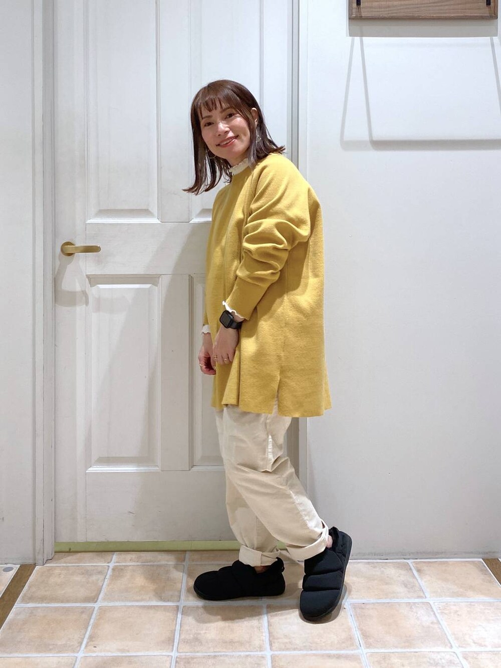 ホワイト系のTシャツ/カットソー、ブラック系のスリッポン、ホワイト系のその他パンツを着用したレディースの冬コーディネートの3枚目の写真