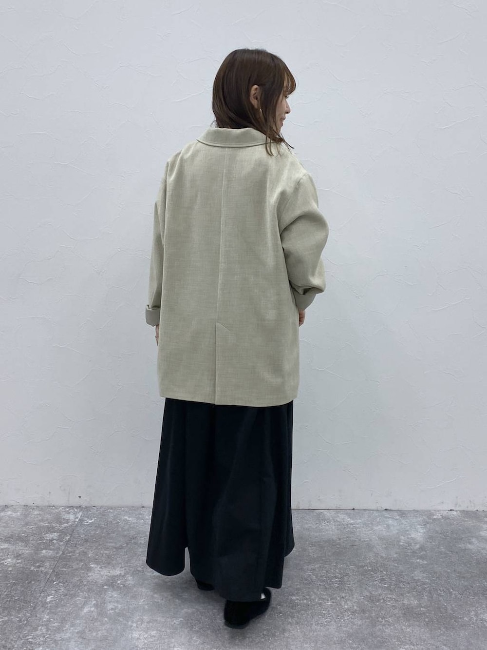 ブラック系のパンプス、ブラック系のワンピース、その他のニット/セーターを着用したレディースの秋コーディネートの6枚目の写真