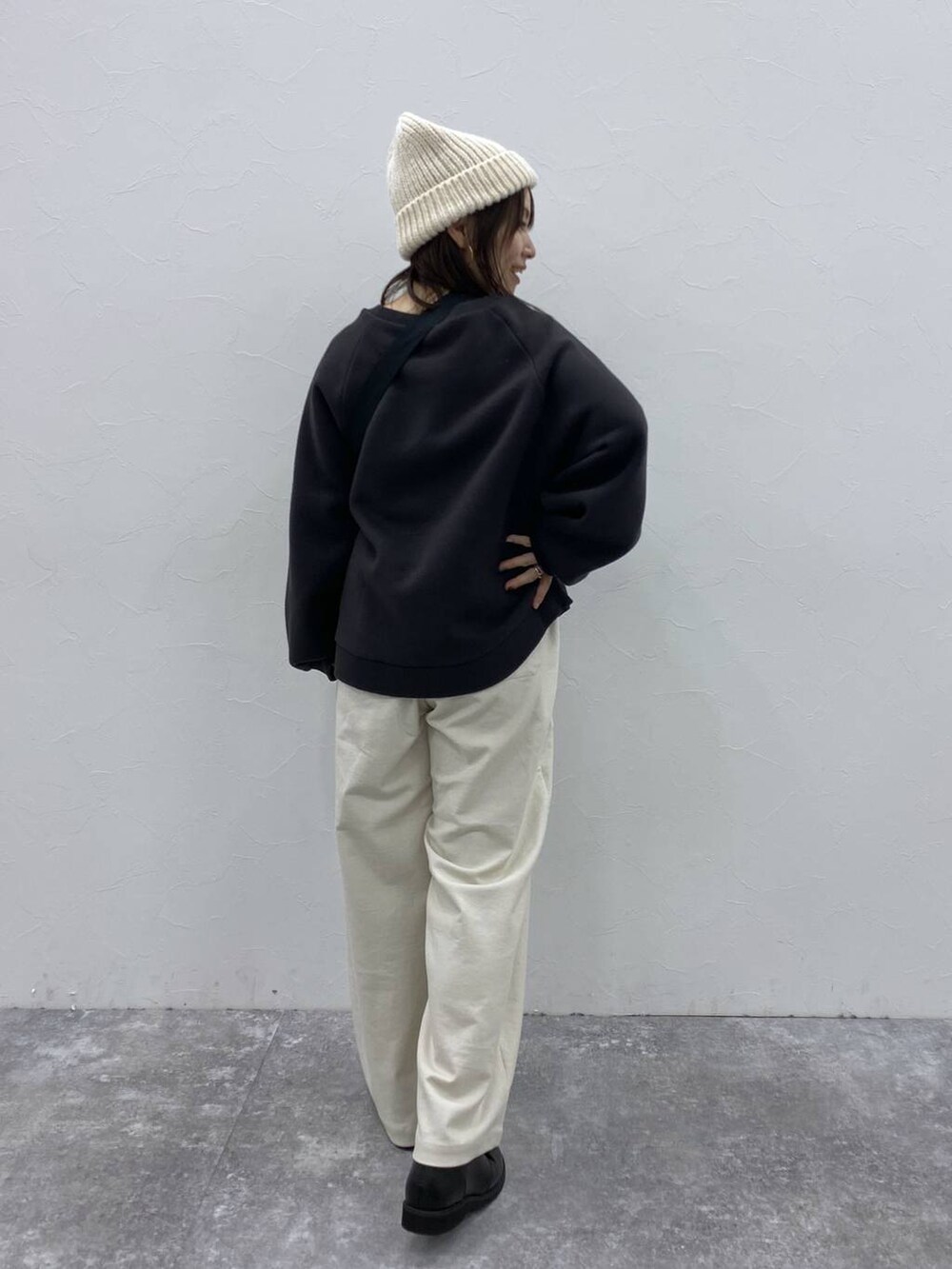 ベージュ系のその他パンツ、ブラック系のドレスシューズ、ブラック系のショルダーバッグを着用したレディースの秋コーディネートの7枚目の写真