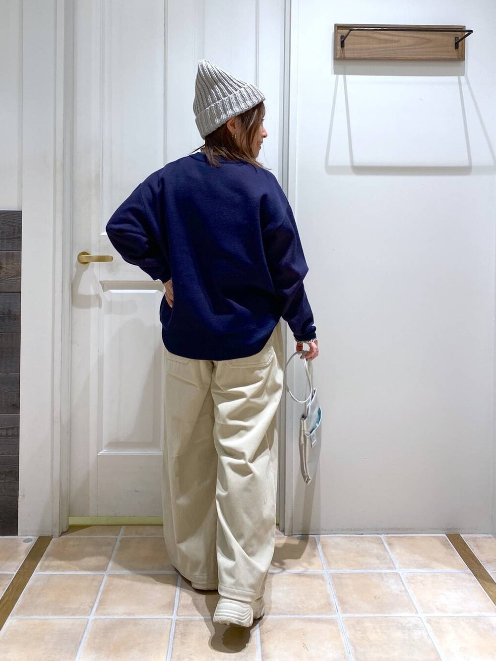 その他のTシャツ/カットソー、その他のショルダーバッグ、ベージュ系のその他パンツを着用したレディースの冬コーディネートの5枚目の写真