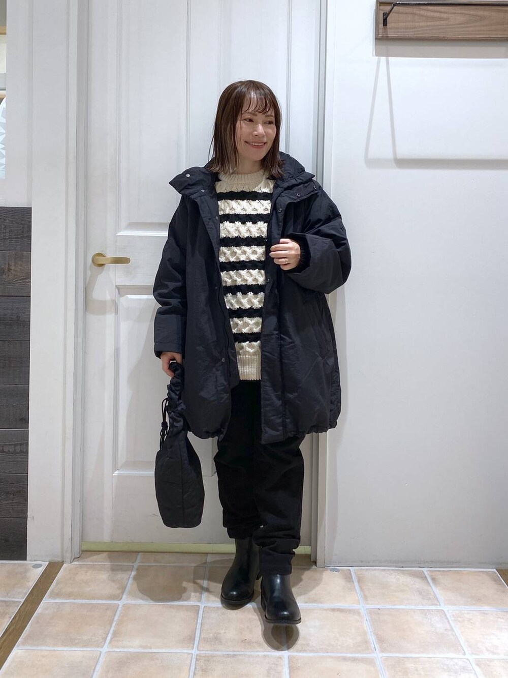 ブラック系のその他パンツ、ブラック系のその他アウター、ブラック系のブーツを着用したレディースの秋コーディネートの2枚目の写真