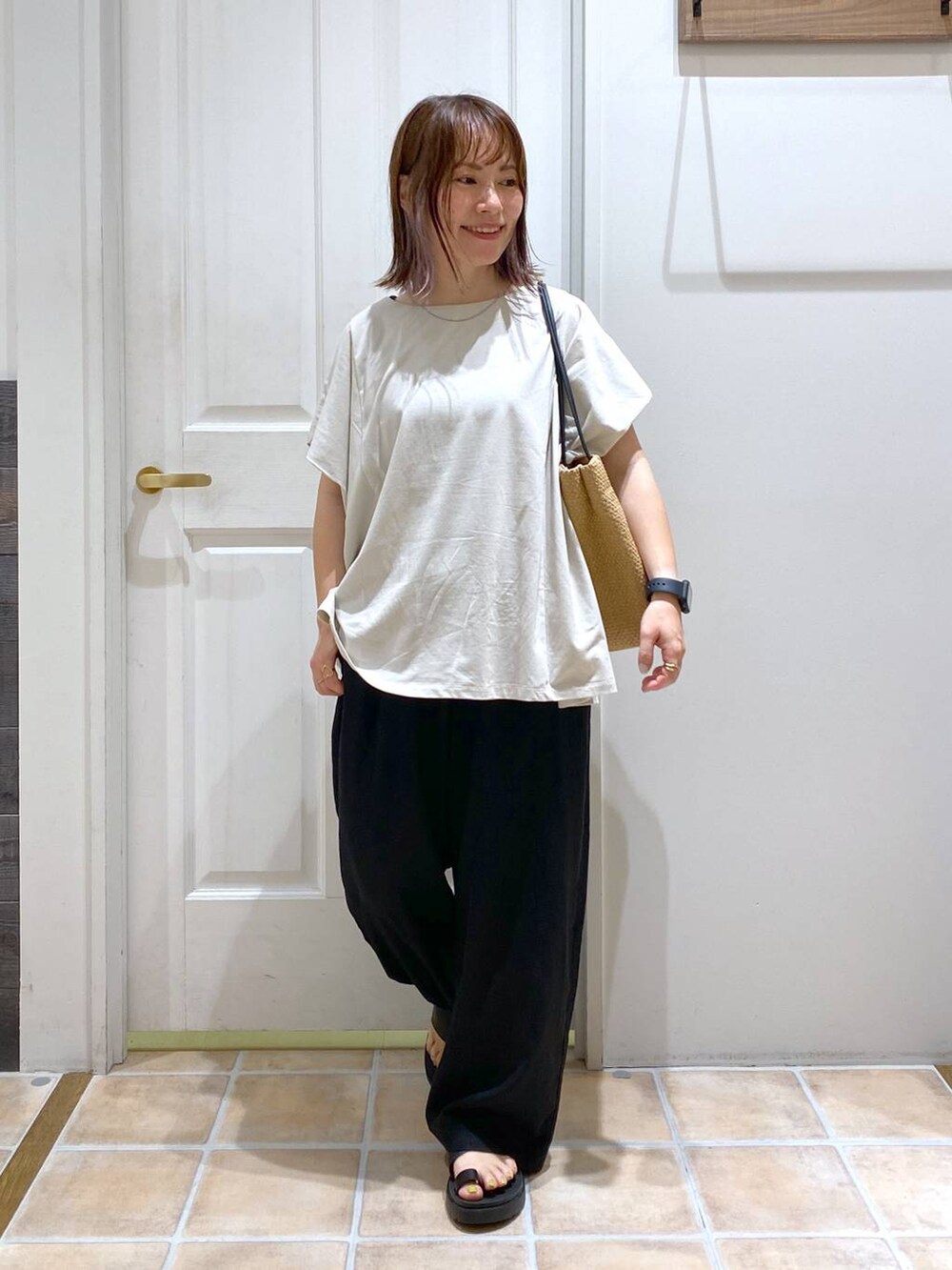 ブラック系のサンダル、ブラック系のその他パンツ、ベージュ系のトートバッグを着用したレディースの夏コーディネートの4枚目の写真