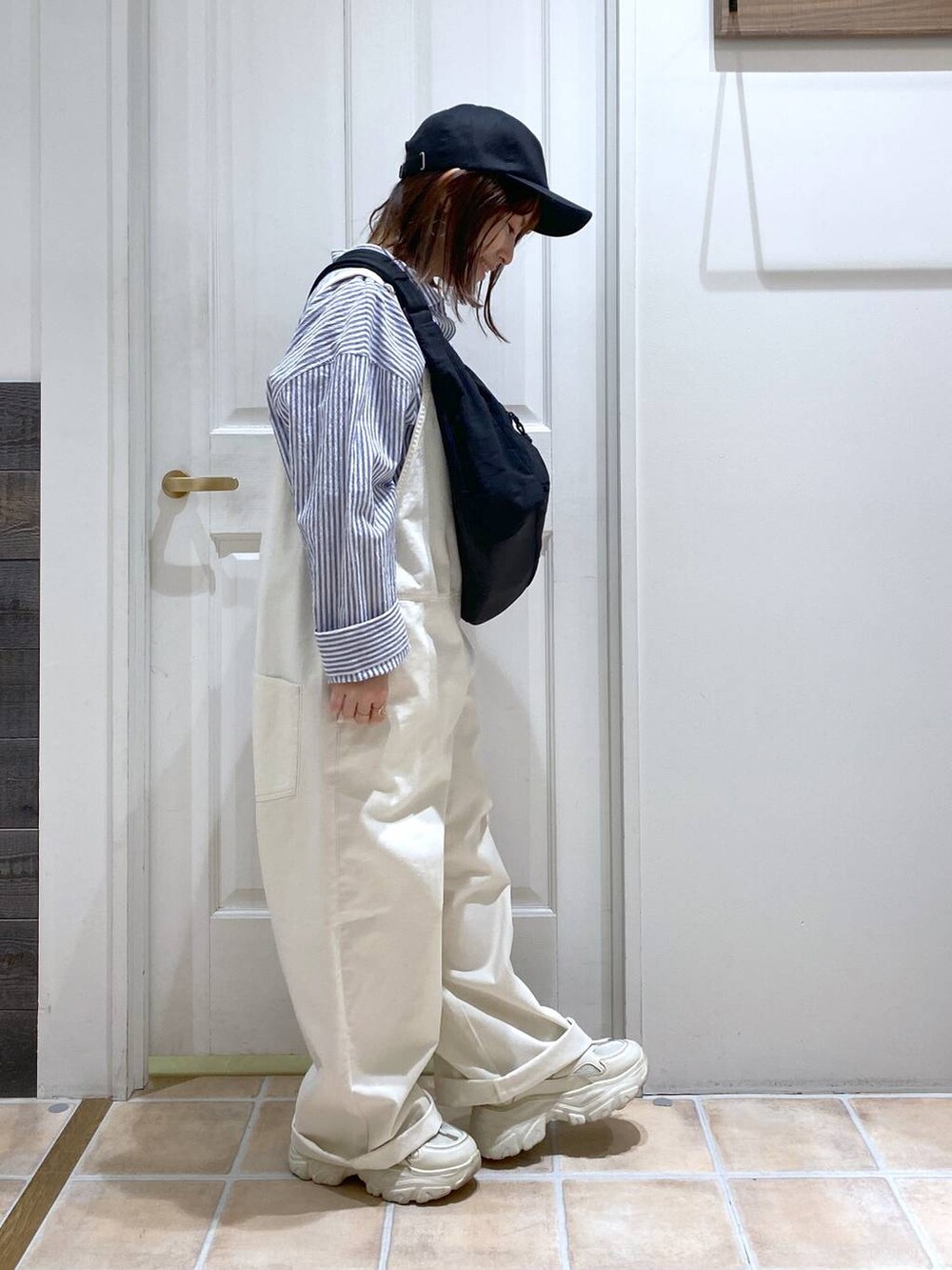 ブラック系のショルダーバッグ、その他のシャツ/ブラウス、ホワイト系のスニーカーを着用したレディースの春コーディネートの5枚目の写真