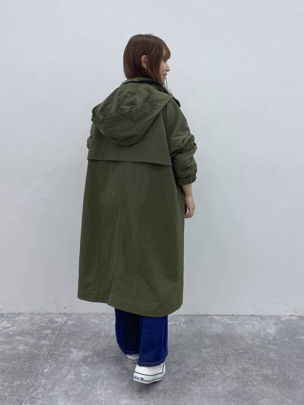 ブルー系のデニムパンツ、グリーン系のその他アウター、その他のTシャツ/カットソーを着用したレディースの秋コーディネートの6枚目の写真