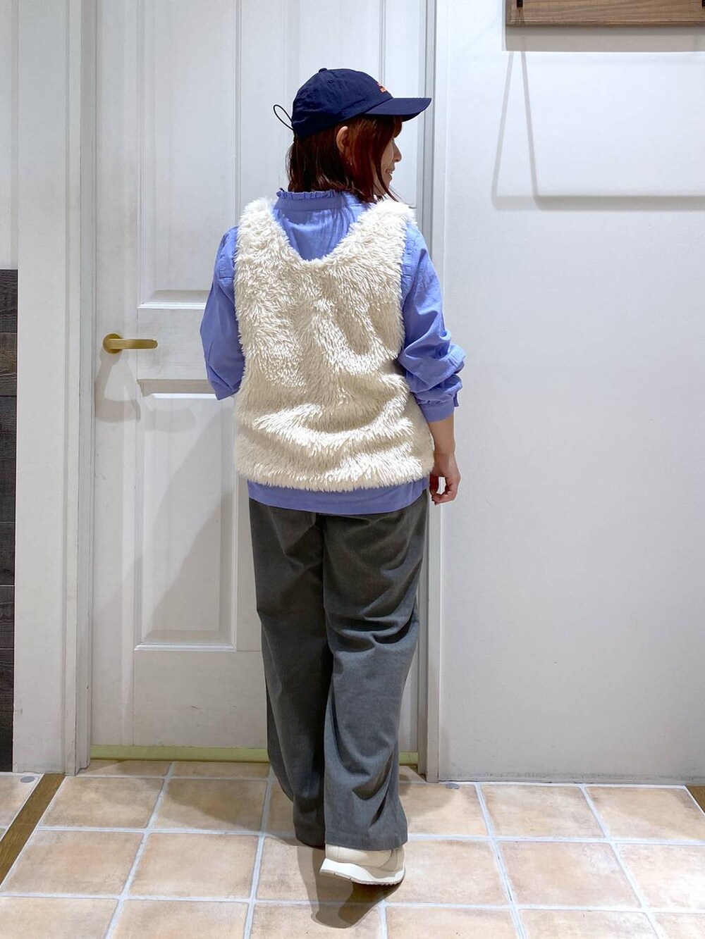 ブルー系のシャツ/ブラウス、グレー系のその他パンツ、ベージュ系のベストを着用したレディースの秋コーディネートの6枚目の写真