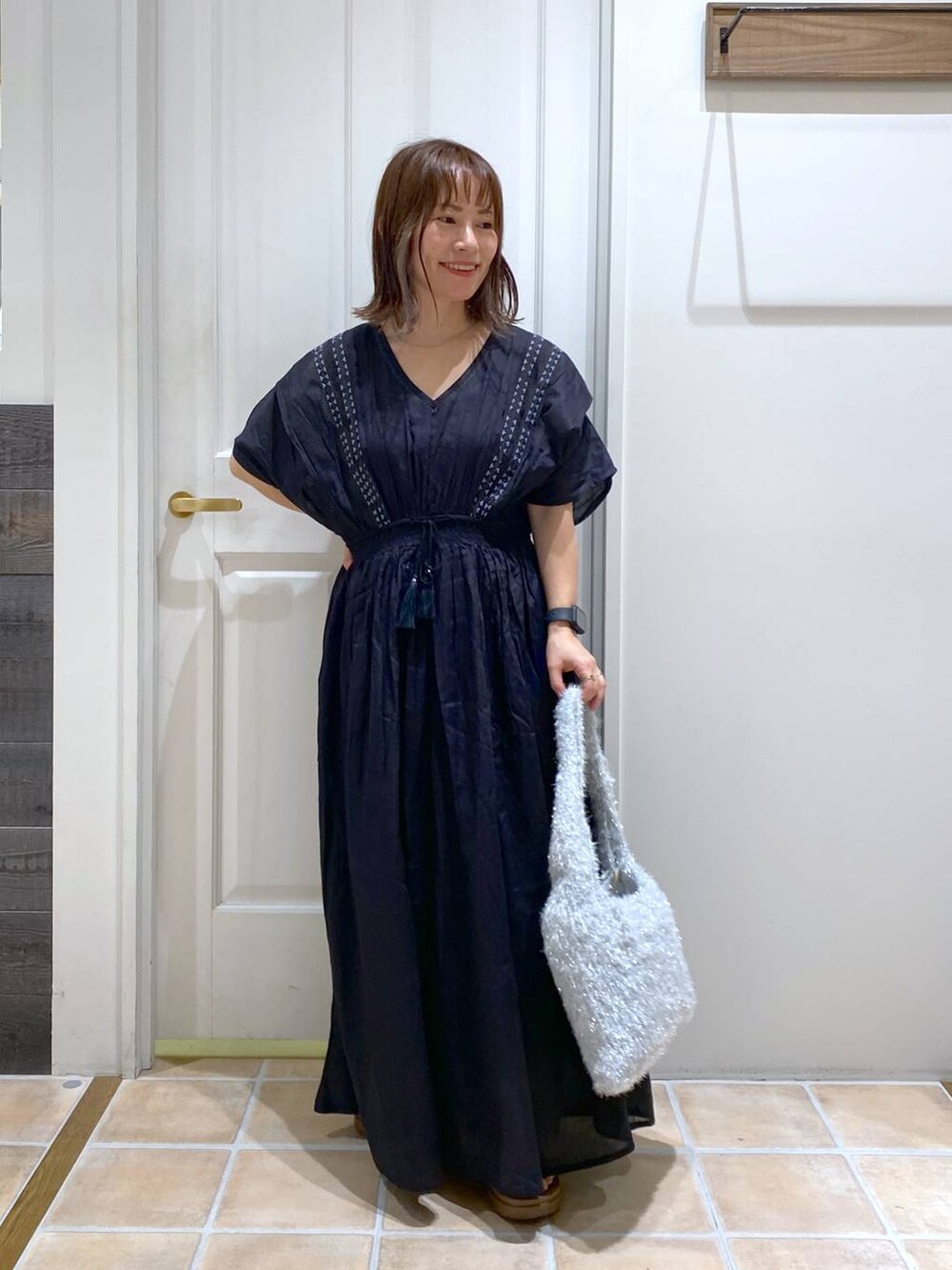 その他のサンダル、グレー系のその他パンツ、その他のトートバッグを着用したレディースの夏コーディネートの2枚目の写真