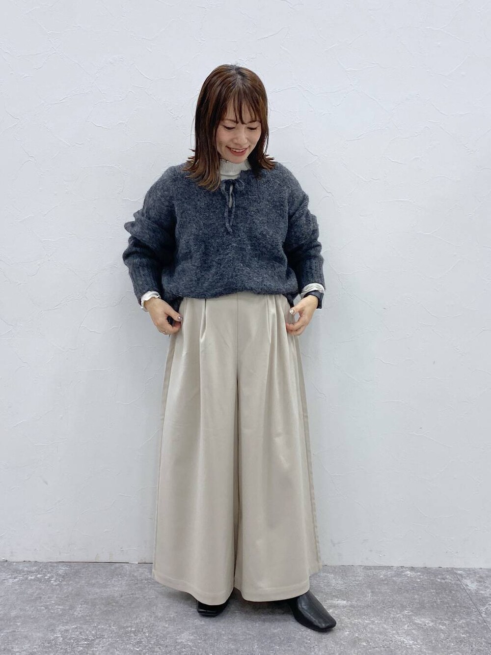 グレー系のTシャツ/カットソー、ブラック系のブーツ、ベージュ系のその他パンツを着用したレディースの冬コーディネートの3枚目の写真