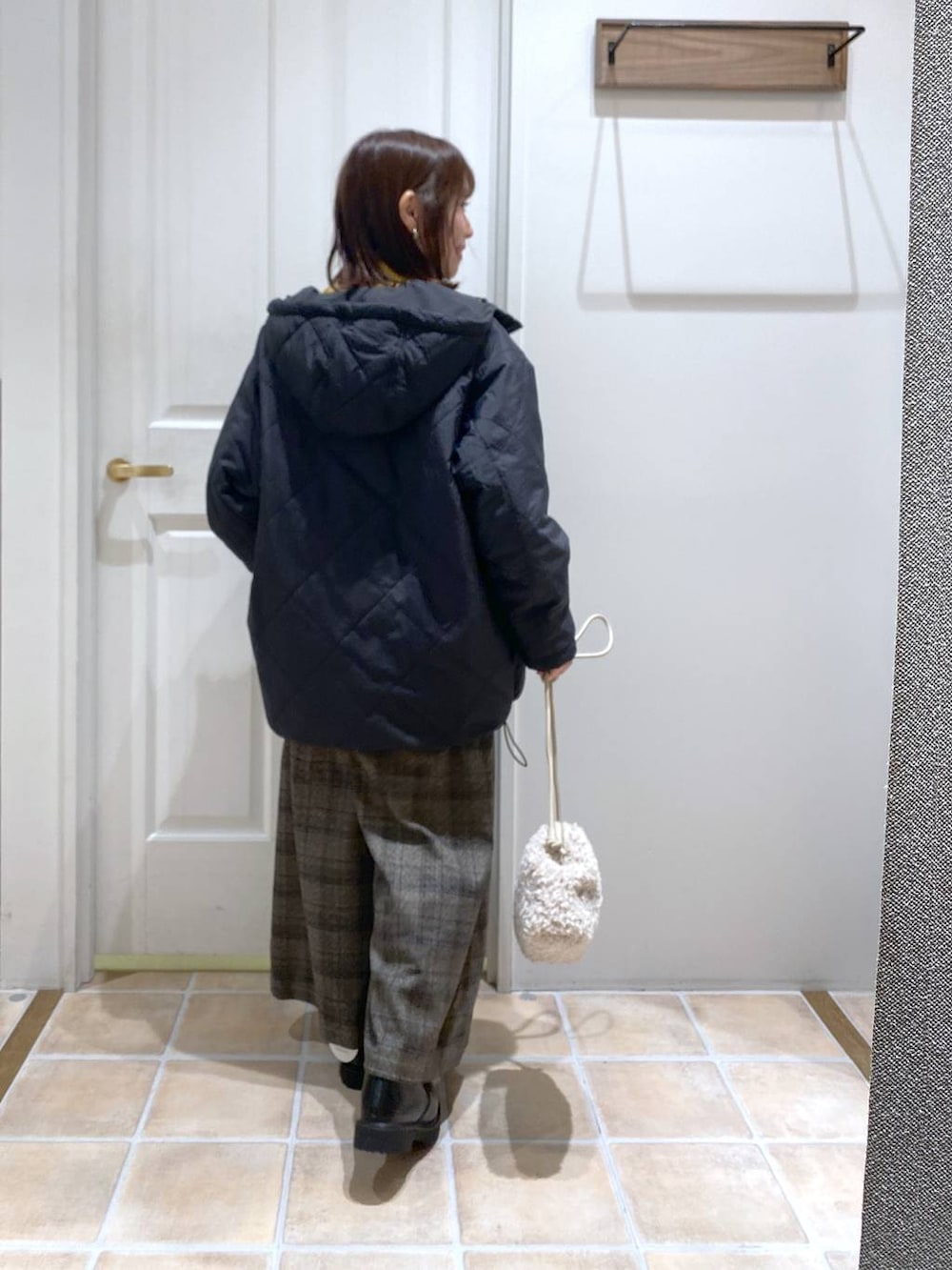 ブラック系のブーツ、イエロー系のニット/セーター、その他のその他アウターを着用したレディースの秋コーディネートの6枚目の写真