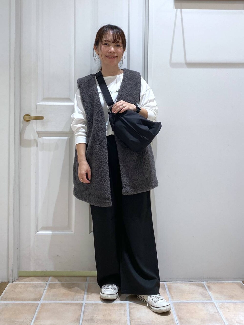 ブラック系のその他パンツ、その他のベスト、その他のTシャツ/カットソーを着用したレディースの秋コーディネートの4枚目の写真