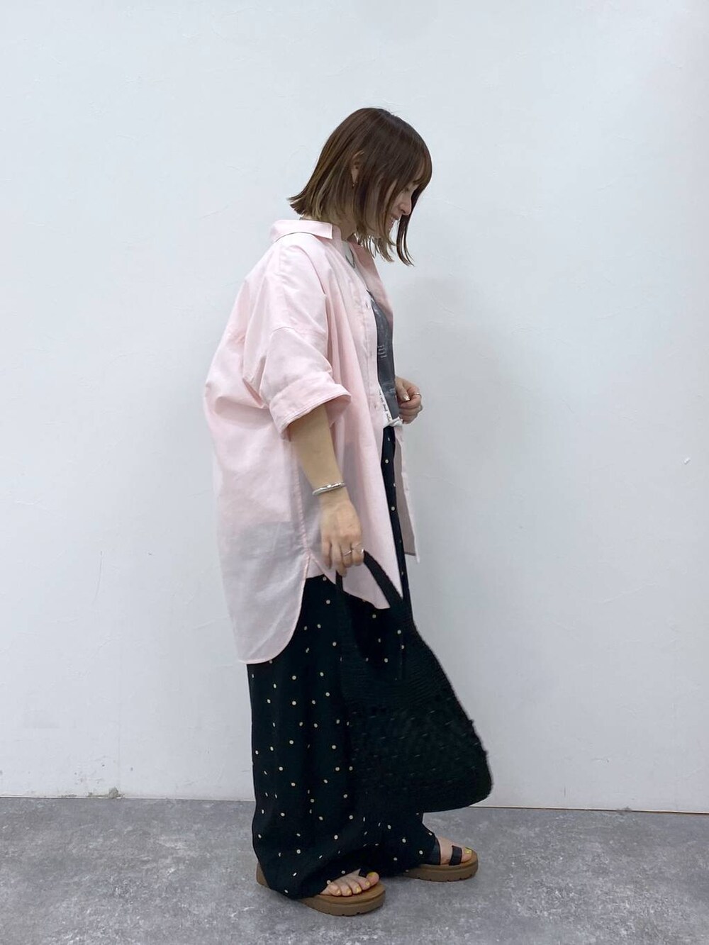 ブラック系のサンダル、その他のその他パンツ、ブラック系のトートバッグを着用したレディースの夏コーディネートの3枚目の写真