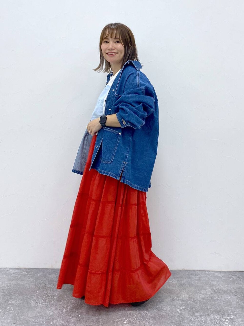 ブラック系のサンダル、ブルー系のTシャツ/カットソー、シルバー系のネックレスを着用したレディースの夏コーディネートの5枚目の写真