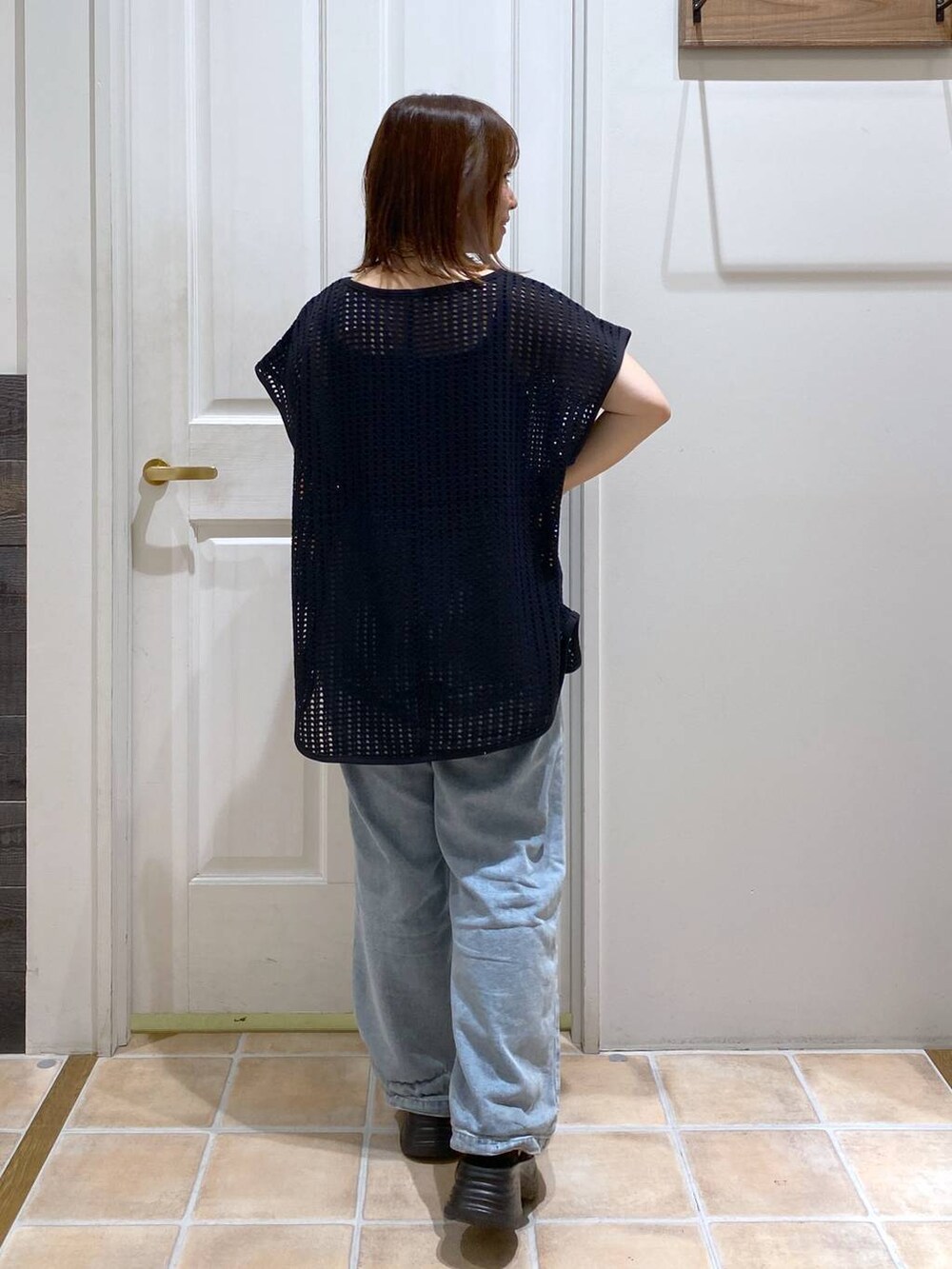 ブラック系のサンダル、ブルー系のデニムパンツ、ブラック系のTシャツ/カットソーを着用したレディースの夏コーディネートの5枚目の写真