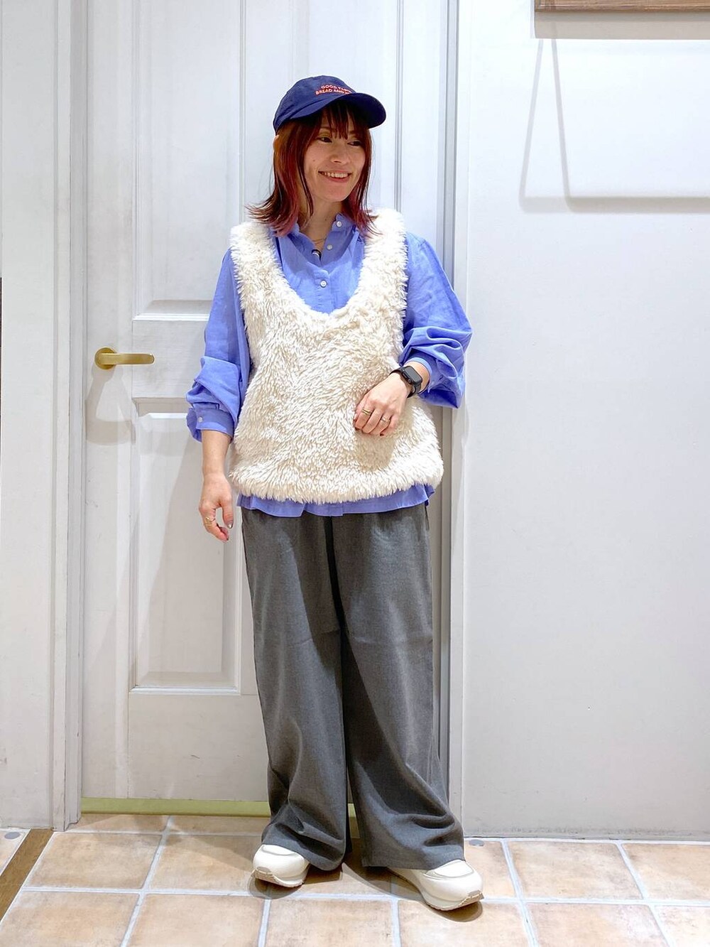 ブルー系のシャツ/ブラウス、グレー系のその他パンツ、ベージュ系のベストを着用したレディースの秋コーディネートの2枚目の写真