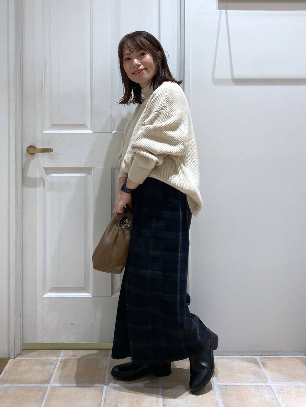 ブラック系のブーツ、ベージュ系のニット/セーター、その他のその他パンツを着用したレディースの秋コーディネートの5枚目の写真