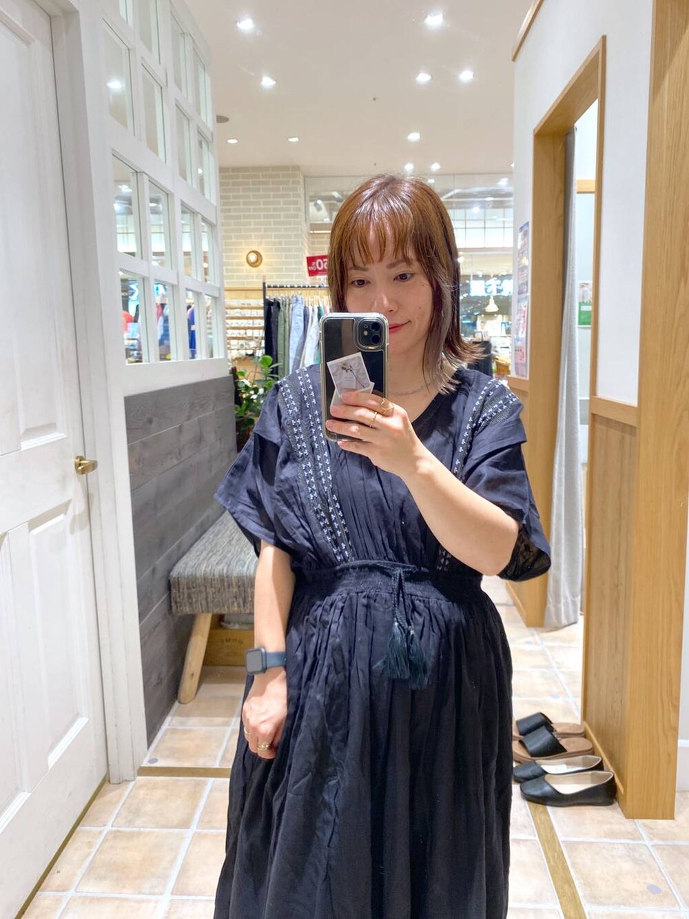 その他のサンダル、グレー系のその他パンツ、その他のトートバッグを着用したレディースの夏コーディネートの6枚目の写真