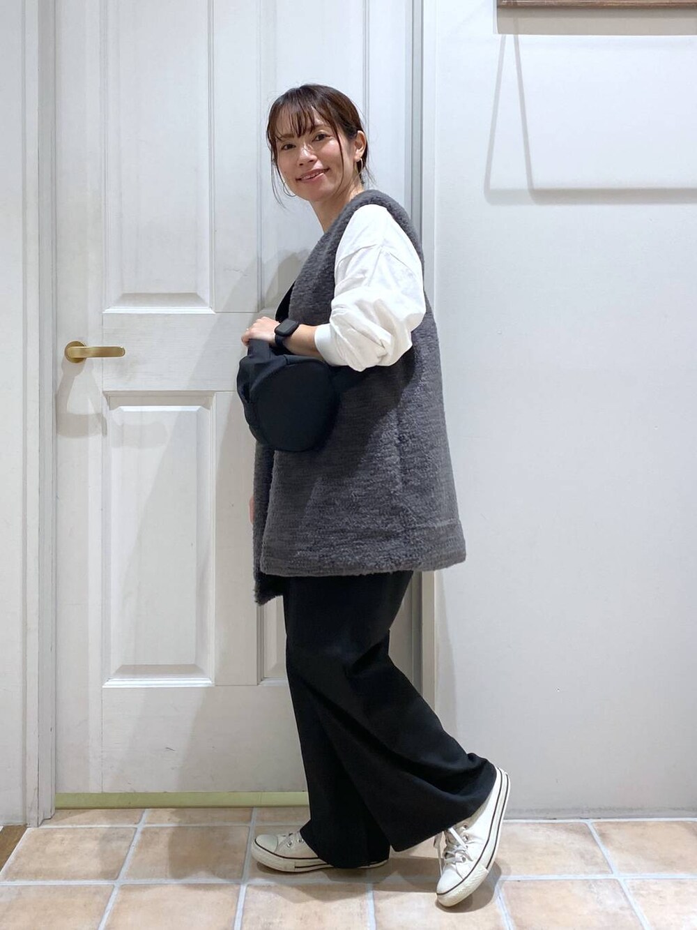 ブラック系のその他パンツ、その他のベスト、その他のTシャツ/カットソーを着用したレディースの秋コーディネートの5枚目の写真