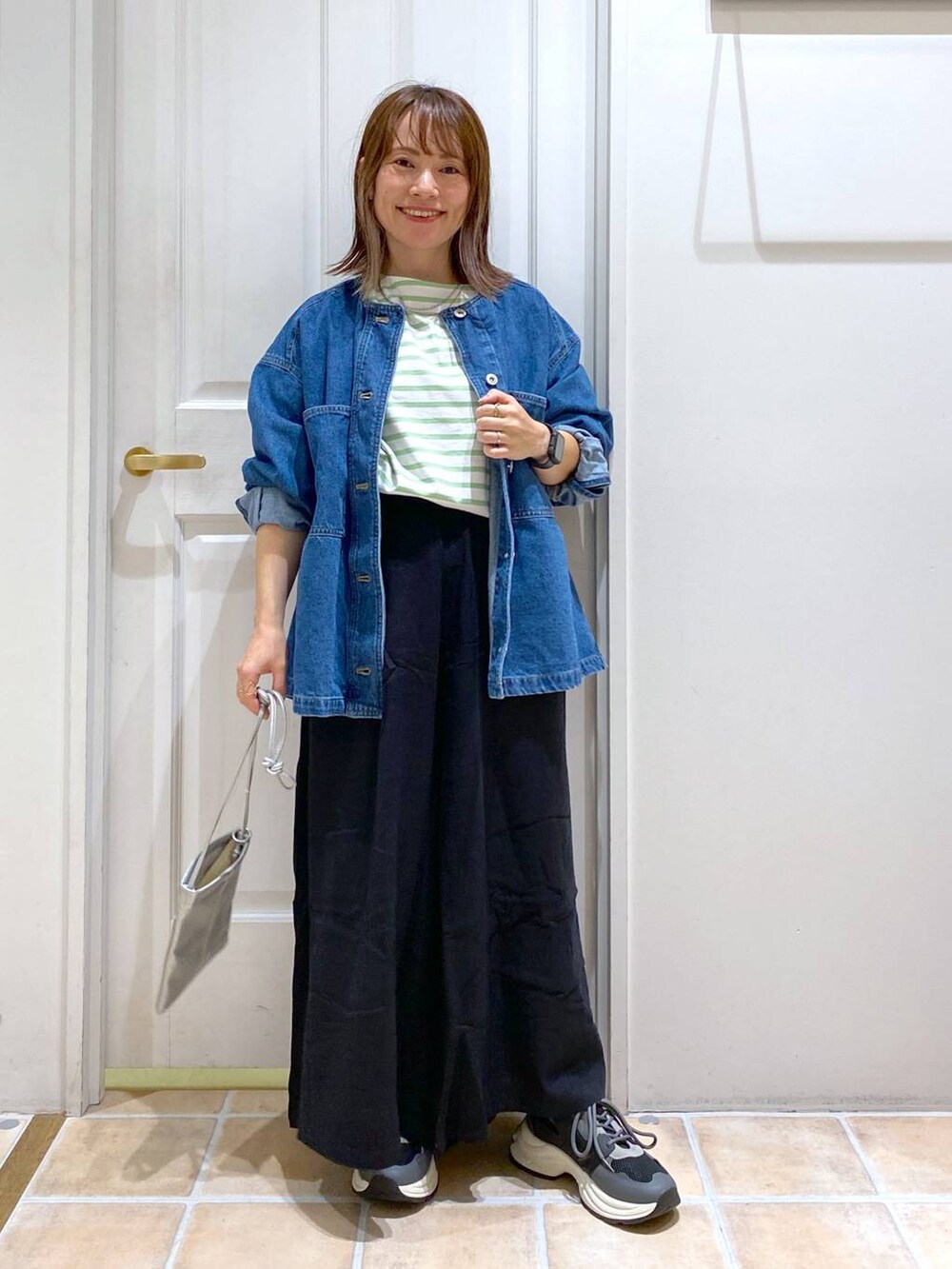 ブラック系のその他パンツ、ブラック系のスニーカー、その他のTシャツ/カットソーを着用したレディースの秋コーディネートの2枚目の写真