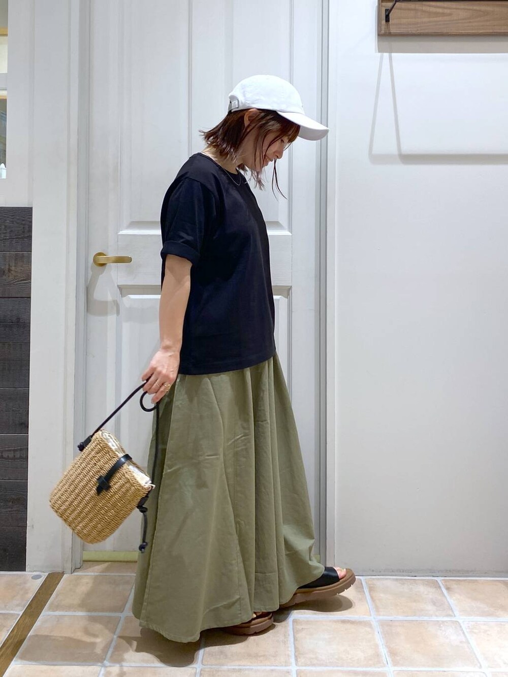 ブラウン系のショルダーバッグ、ブラック系のTシャツ/カットソー、ブラック系のサンダルを着用したレディースの夏コーディネートの4枚目の写真