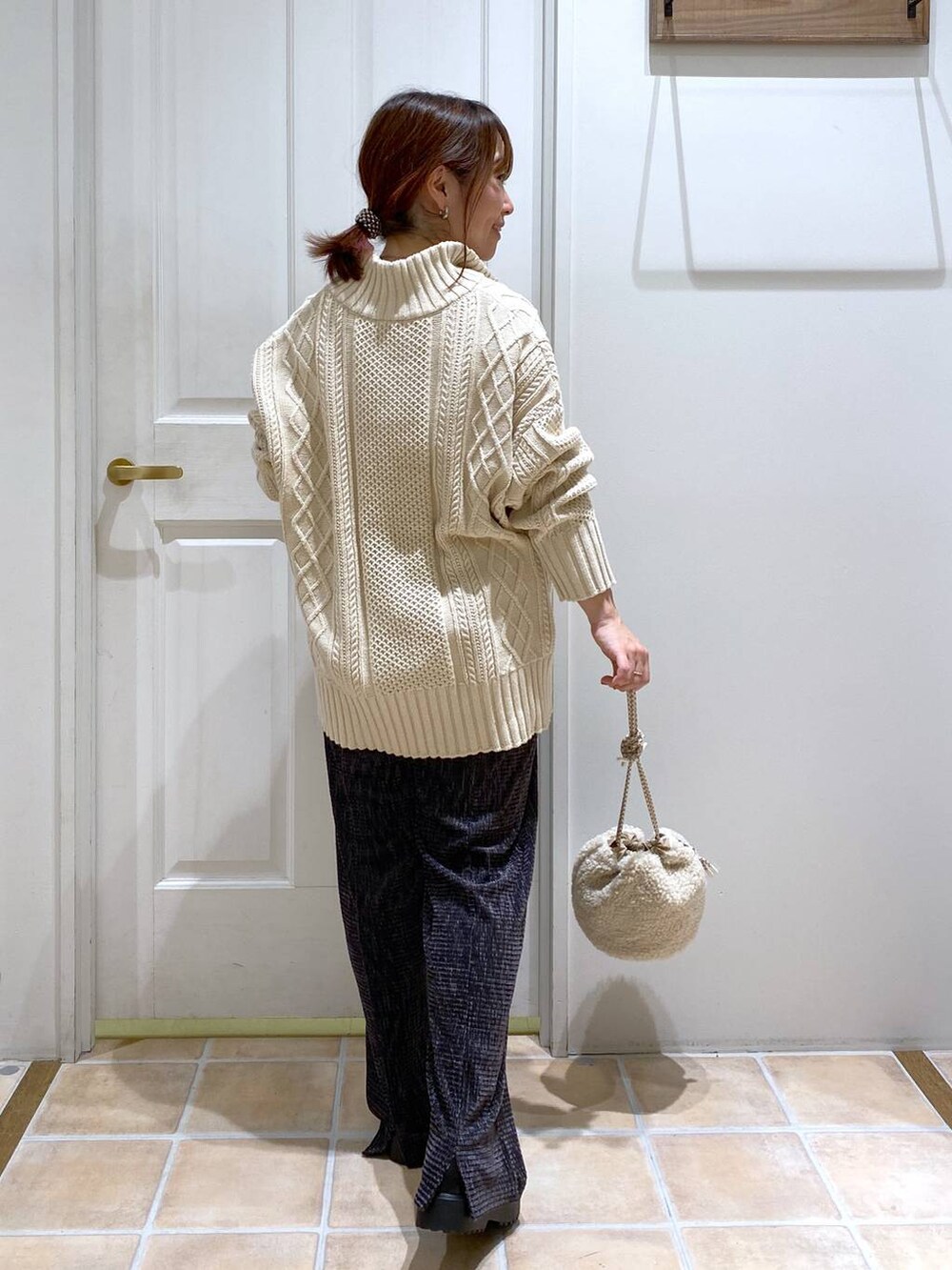 ブラック系のブーツ、ベージュ系のハンドバッグ、その他のその他パンツを着用したレディースの秋コーディネートの6枚目の写真