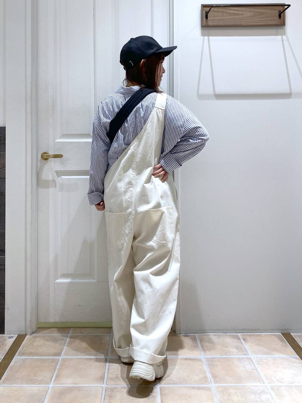 ブラック系のショルダーバッグ、その他のシャツ/ブラウス、ホワイト系のスニーカーを着用したレディースの春コーディネートの6枚目の写真