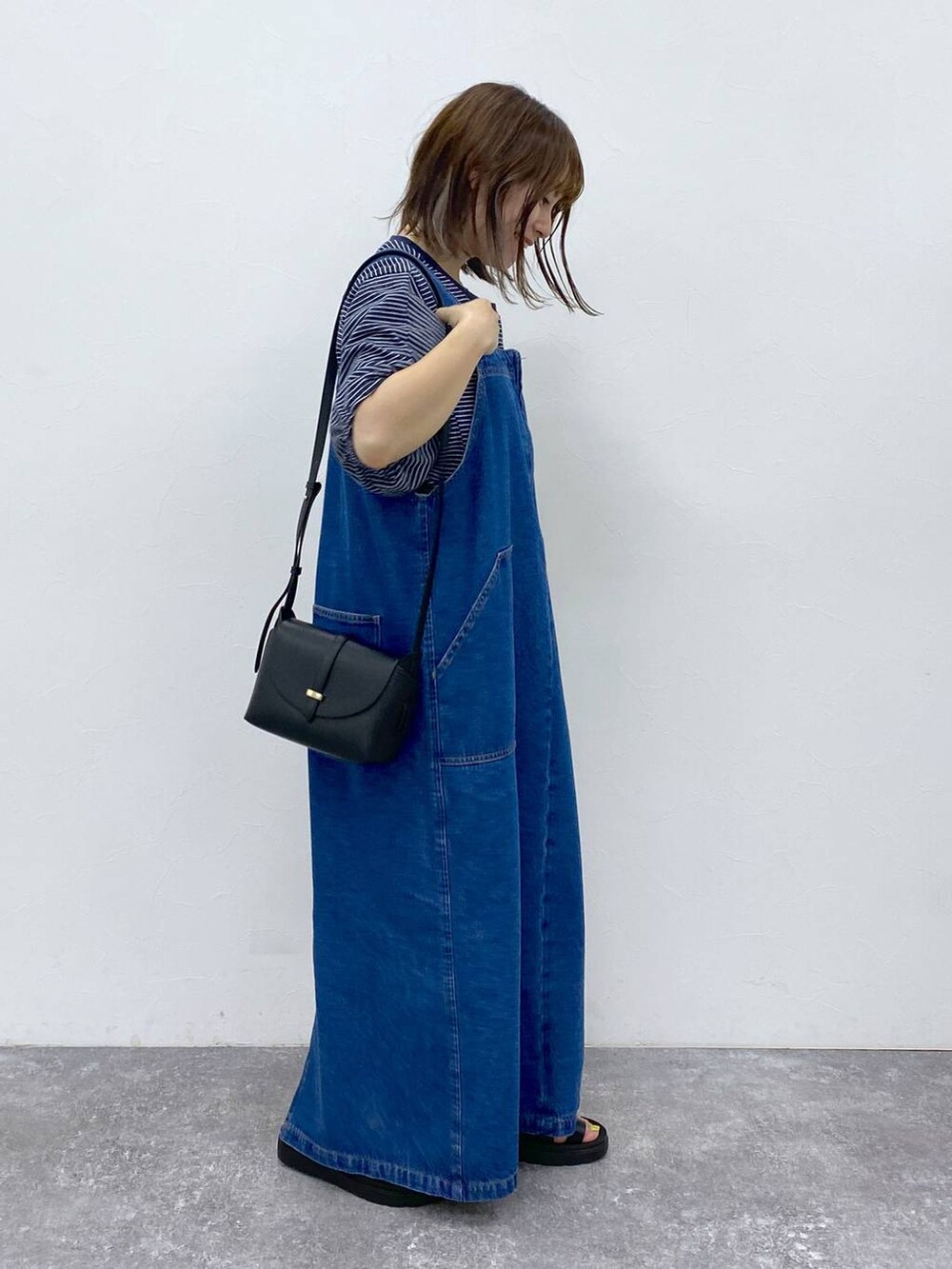 ブラック系のサンダル、その他のTシャツ/カットソー、ブラック系のショルダーバッグを着用したレディースの夏コーディネートの5枚目の写真