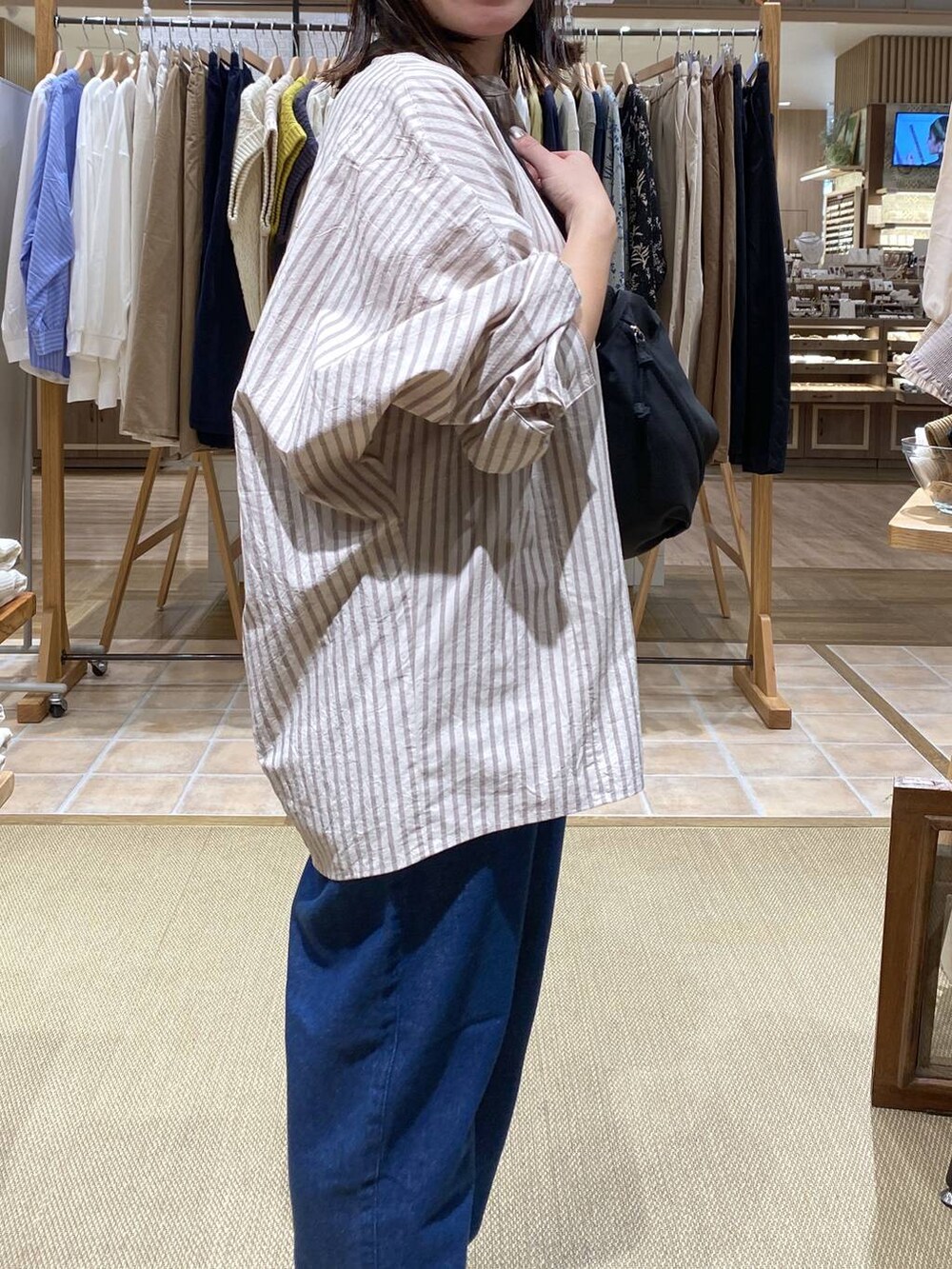 ブルー系のその他パンツ、その他のシャツ/ブラウス、ブラック系のボディバッグ/ウエストポーチを着用したレディースの秋コーディネートの6枚目の写真