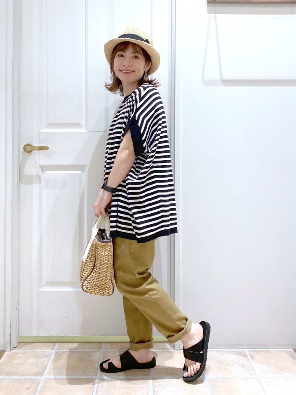 ブラック系のニット/セーター、ブラウン系のショルダーバッグ、ブラウン系のその他パンツを着用したレディースの春コーディネートの3枚目の写真