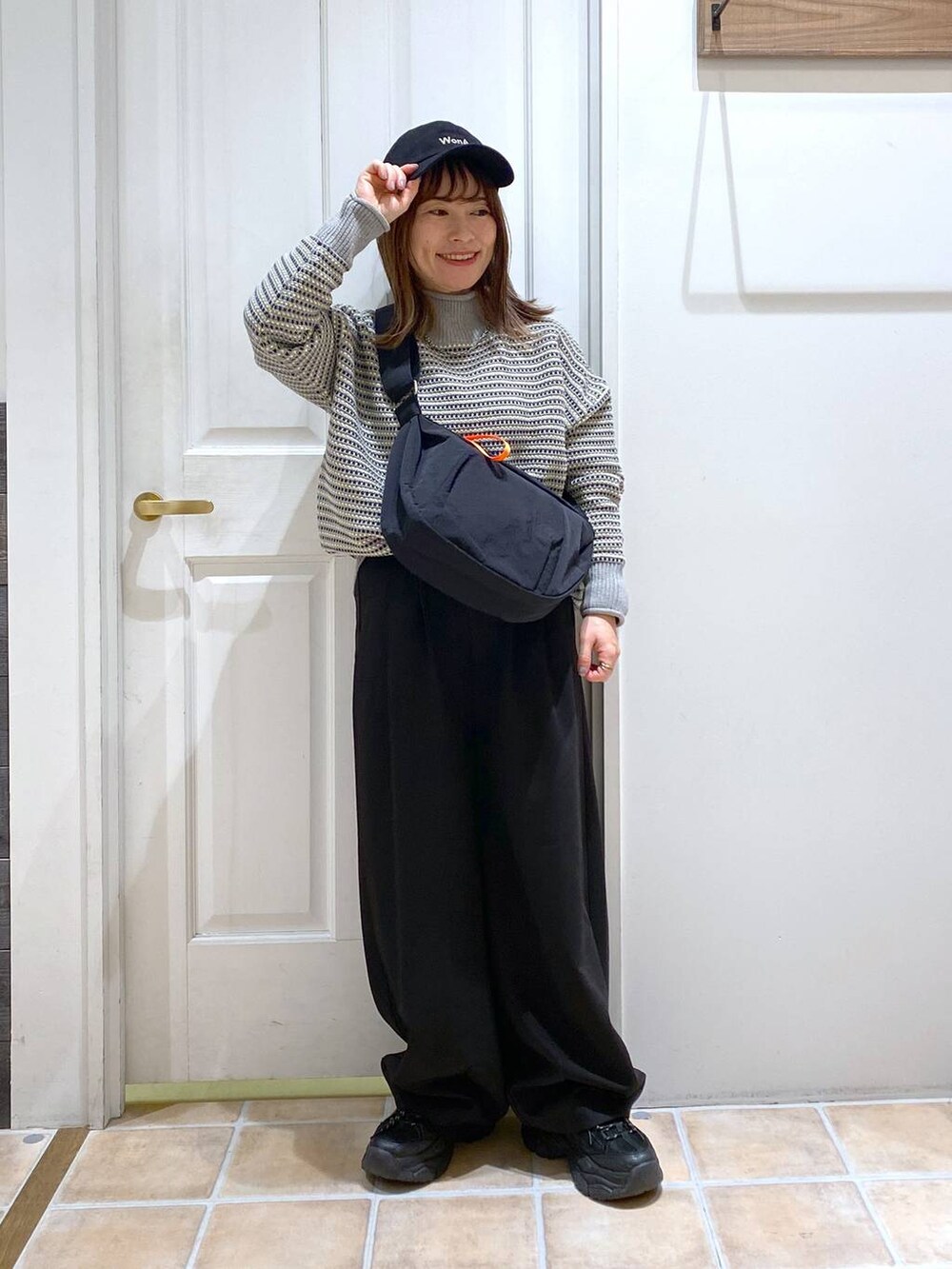 ブラック系のその他パンツ、その他のニット/セーター、ブラック系のショルダーバッグを着用したレディースの冬コーディネートの3枚目の写真