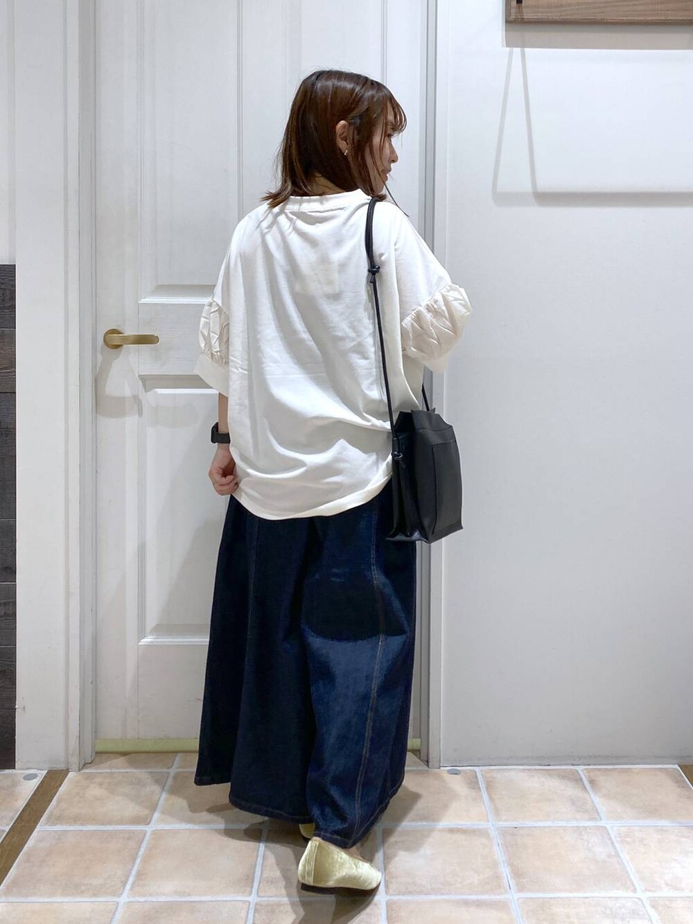 ホワイト系のTシャツ/カットソー、ブルー系のデニムパンツ、グリーン系のパンプスを着用したレディースの夏コーディネートの5枚目の写真