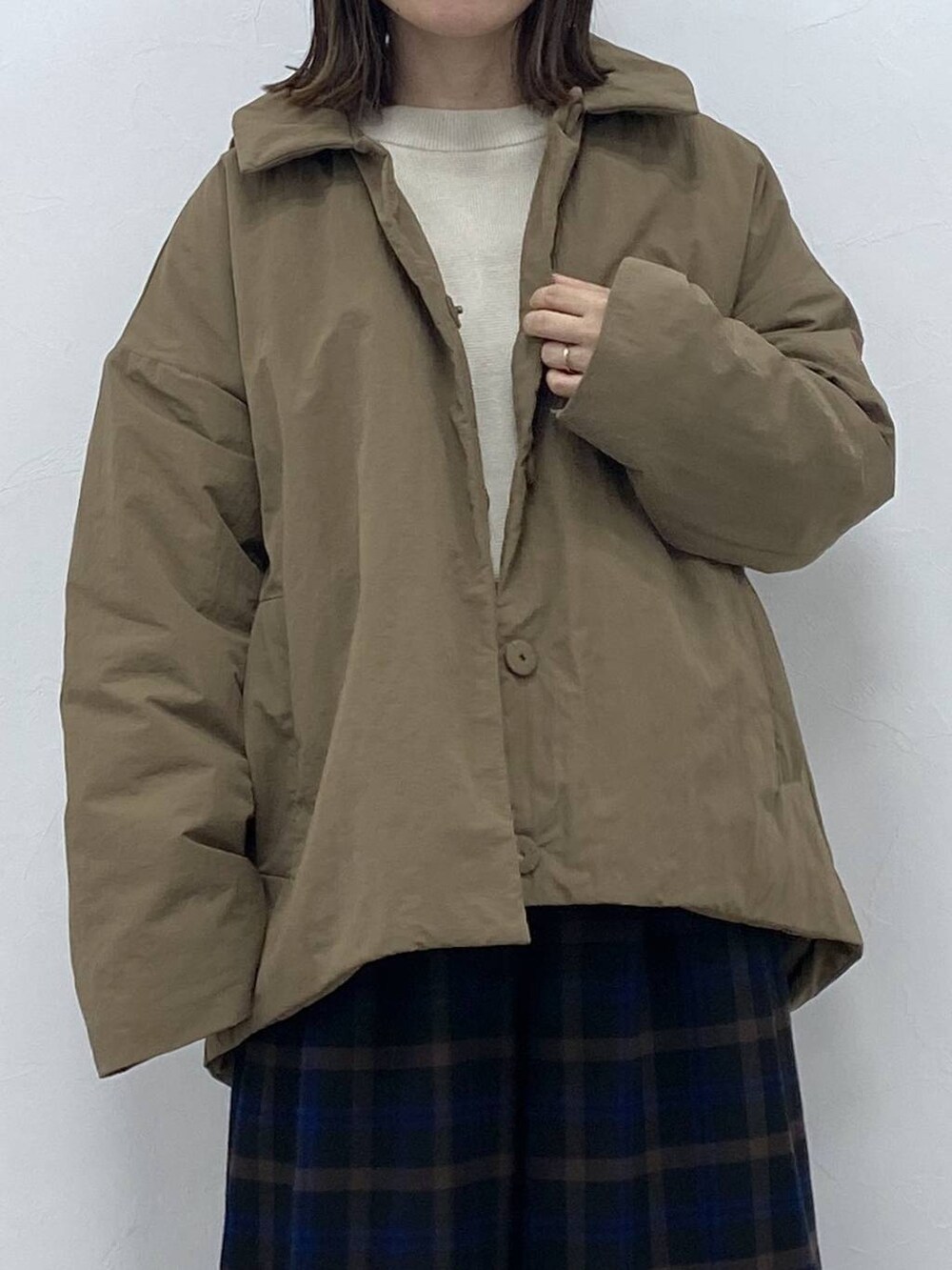 グレー系のカーディガン/ボレロ、ベージュ系のトートバッグ、ブラウン系のその他アウターを着用したレディースの秋コーディネートの5枚目の写真