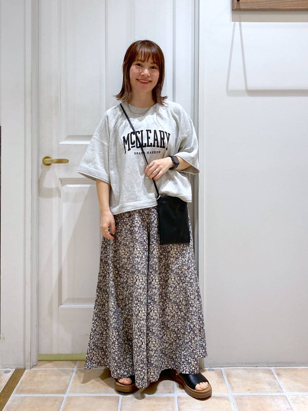 その他のその他パンツ、ブラック系のサンダル、ブラック系のショルダーバッグを着用したレディースの夏コーディネートの2枚目の写真