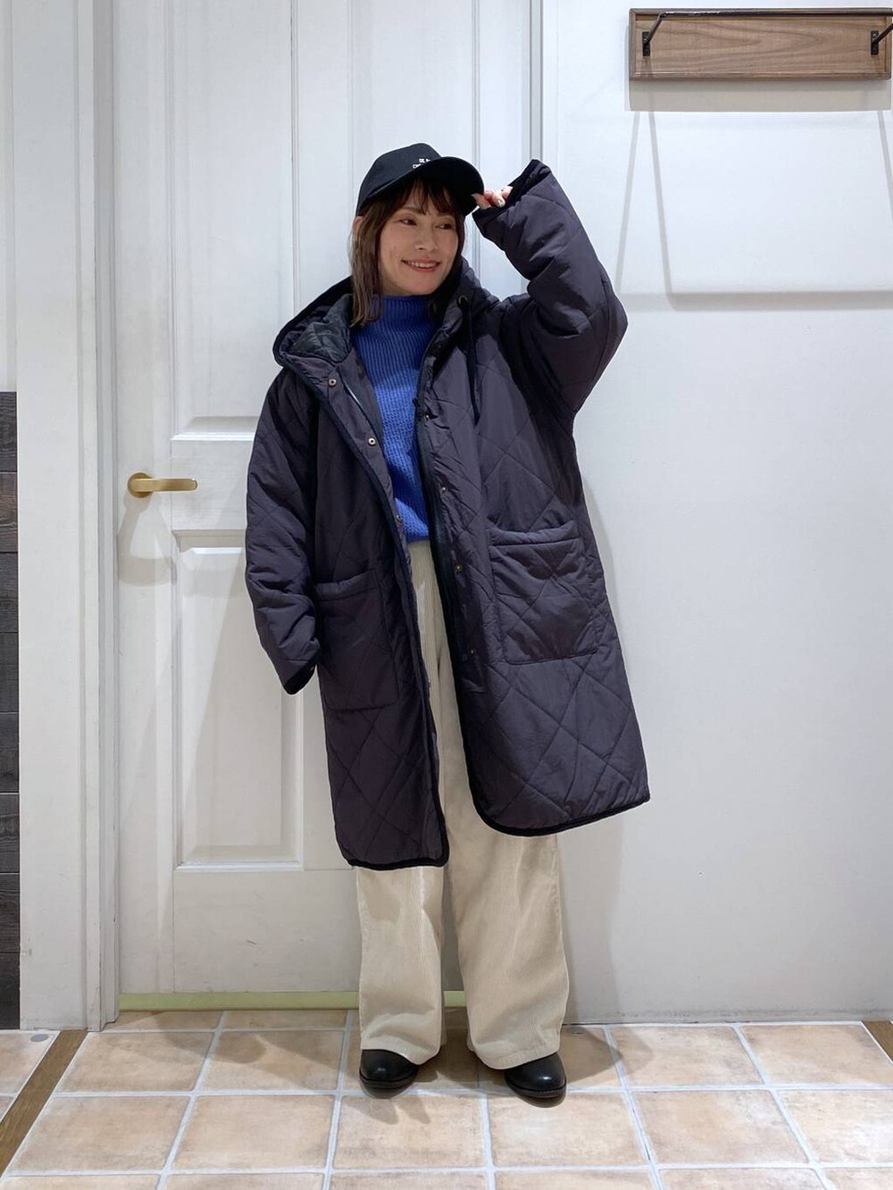 その他のその他アウター、ホワイト系のその他パンツ、ブラック系のブーツを着用したレディースの冬コーディネートの2枚目の写真