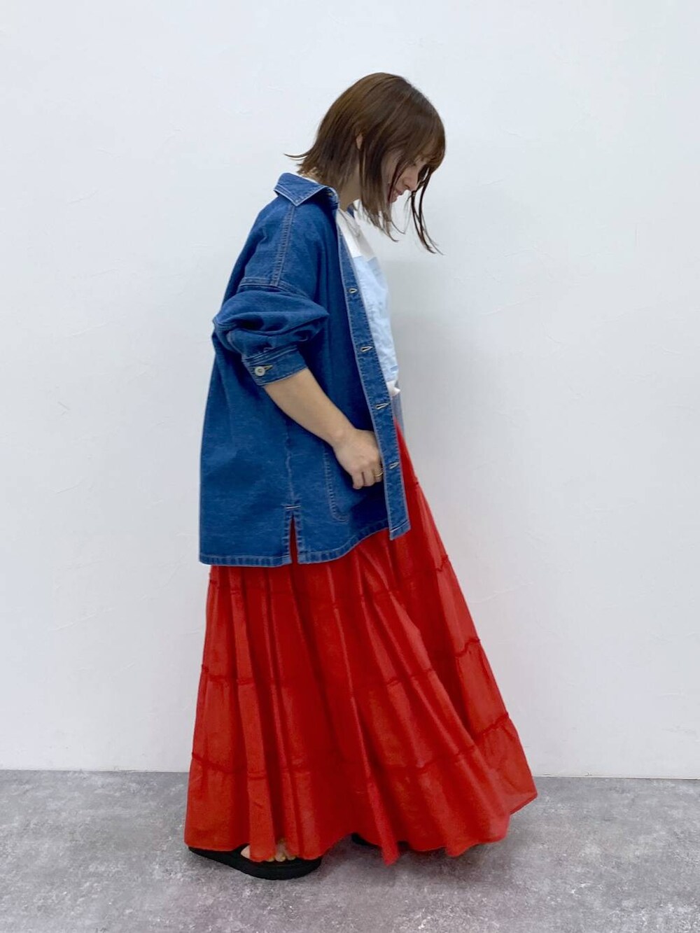 ブラック系のサンダル、ブルー系のTシャツ/カットソー、シルバー系のネックレスを着用したレディースの夏コーディネートの6枚目の写真