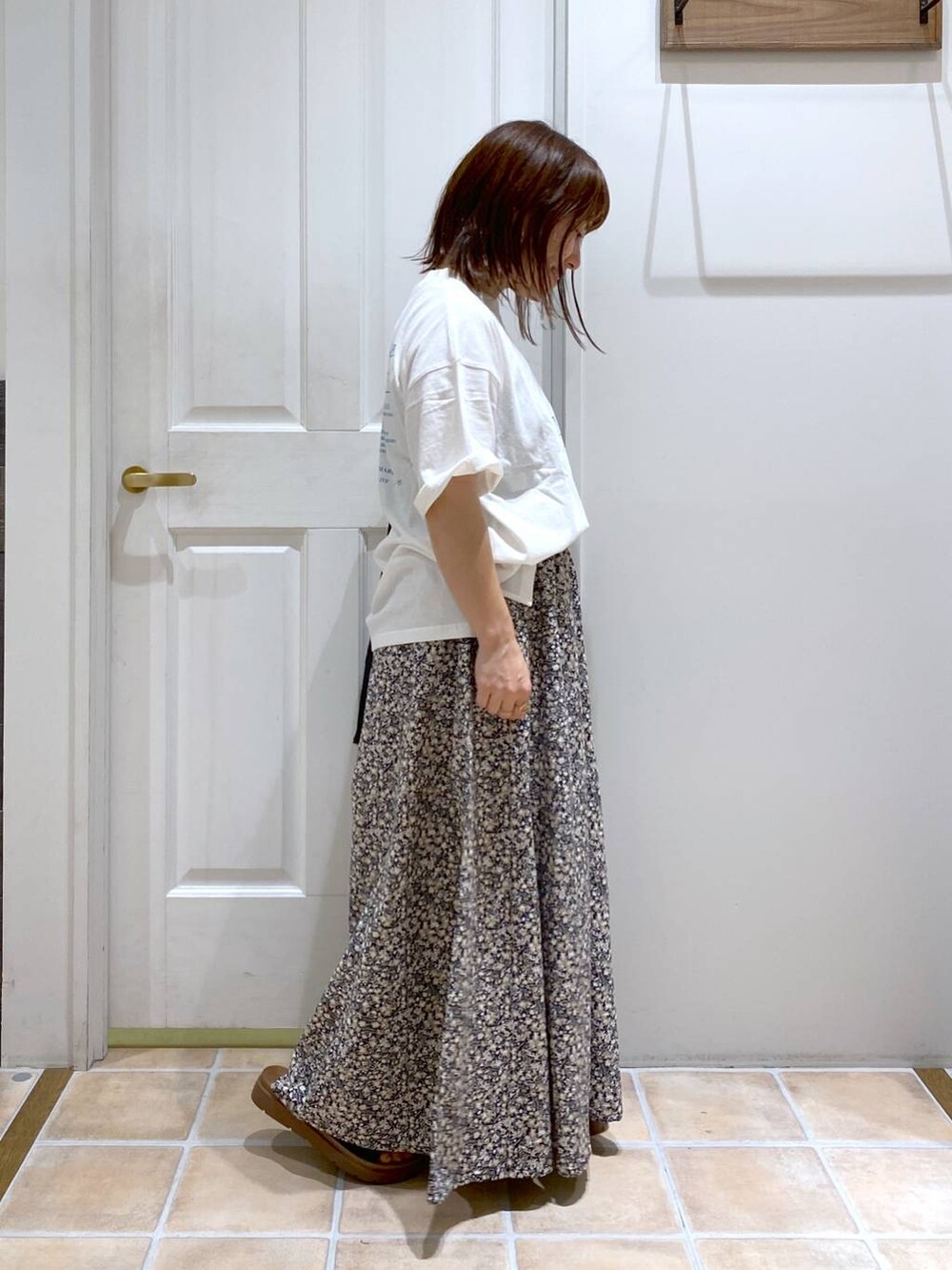 その他のその他パンツ、ブラック系のサンダル、ブラック系のショルダーバッグを着用したレディースの夏コーディネートの4枚目の写真