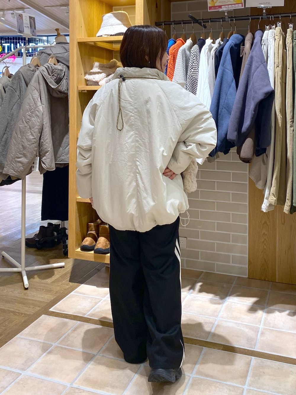 ベージュ系のブルゾン、グレー系のニット/セーター、ホワイト系のTシャツ/カットソーを着用したレディースの冬コーディネートの5枚目の写真