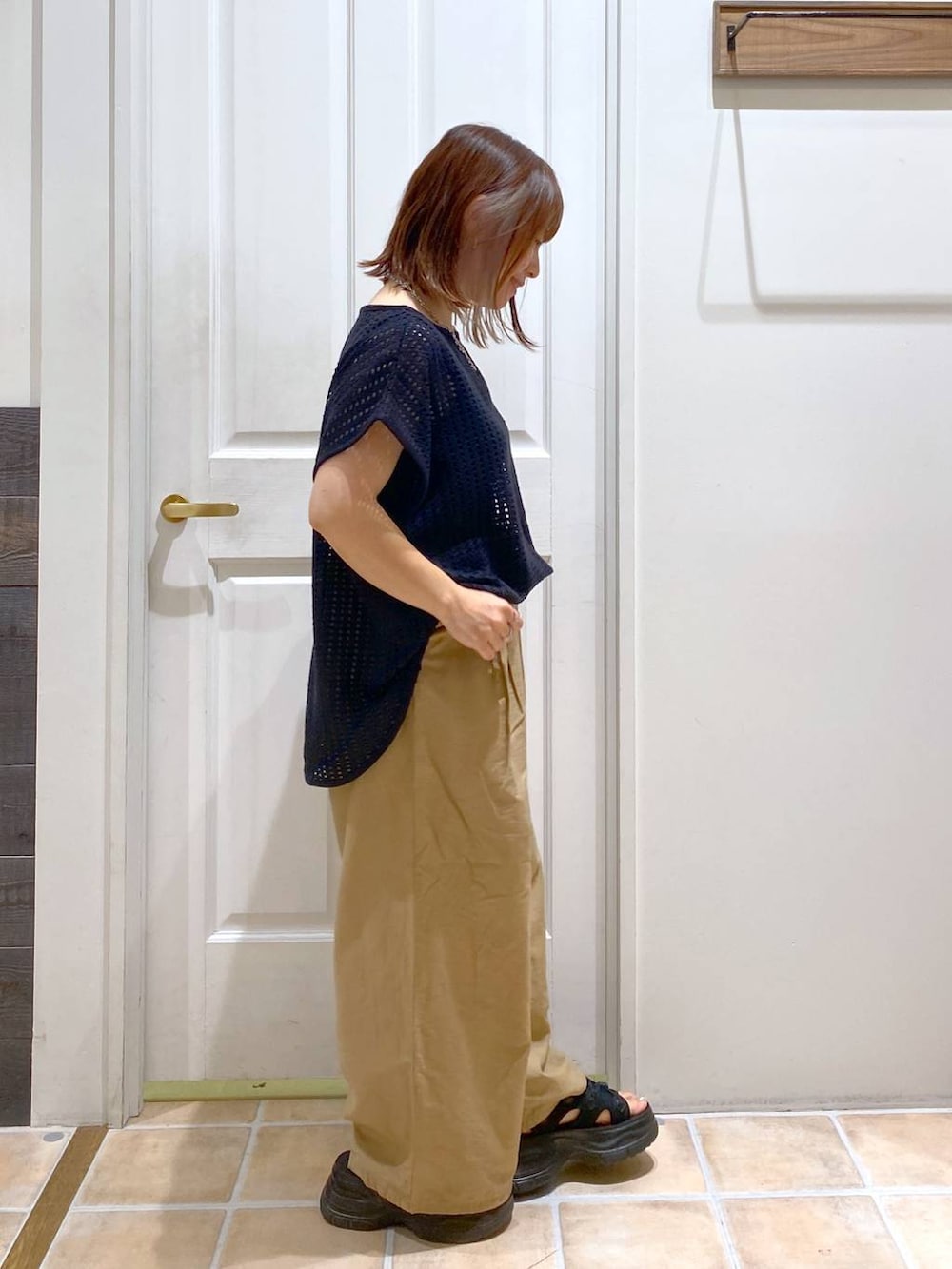 ブラック系のサンダル、ベージュ系のその他パンツ、ブラック系のTシャツ/カットソーを着用したレディースの夏コーディネートの4枚目の写真