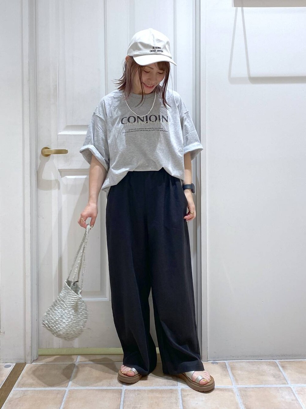 その他のサンダル、ブラック系のその他パンツ、グレー系のTシャツ/カットソーを着用したレディースの春コーディネートの4枚目の写真