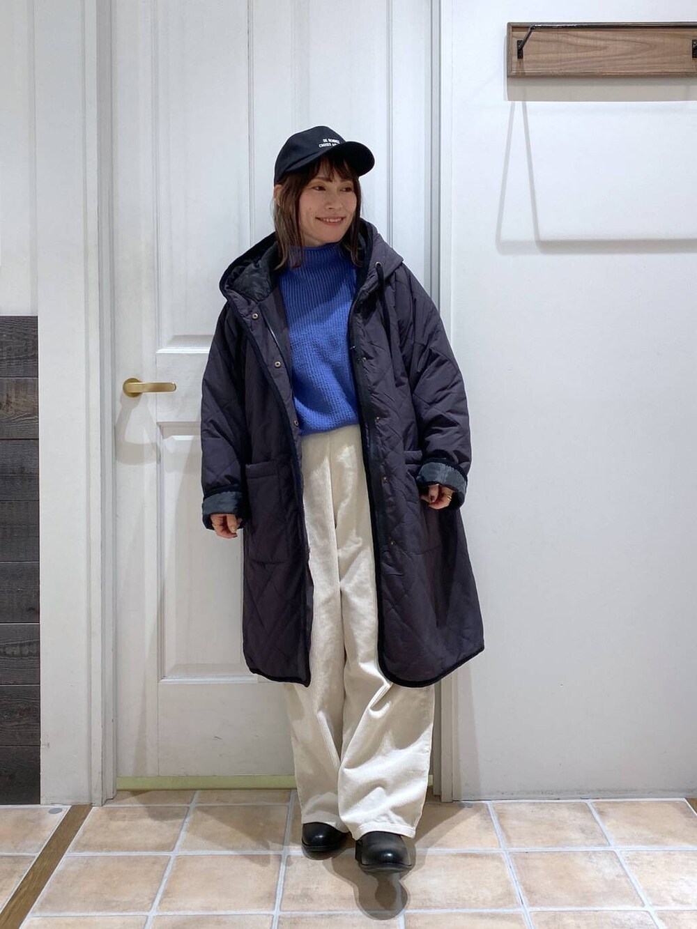 その他のその他アウター、ホワイト系のその他パンツ、ブラック系のブーツを着用したレディースの冬コーディネートの4枚目の写真