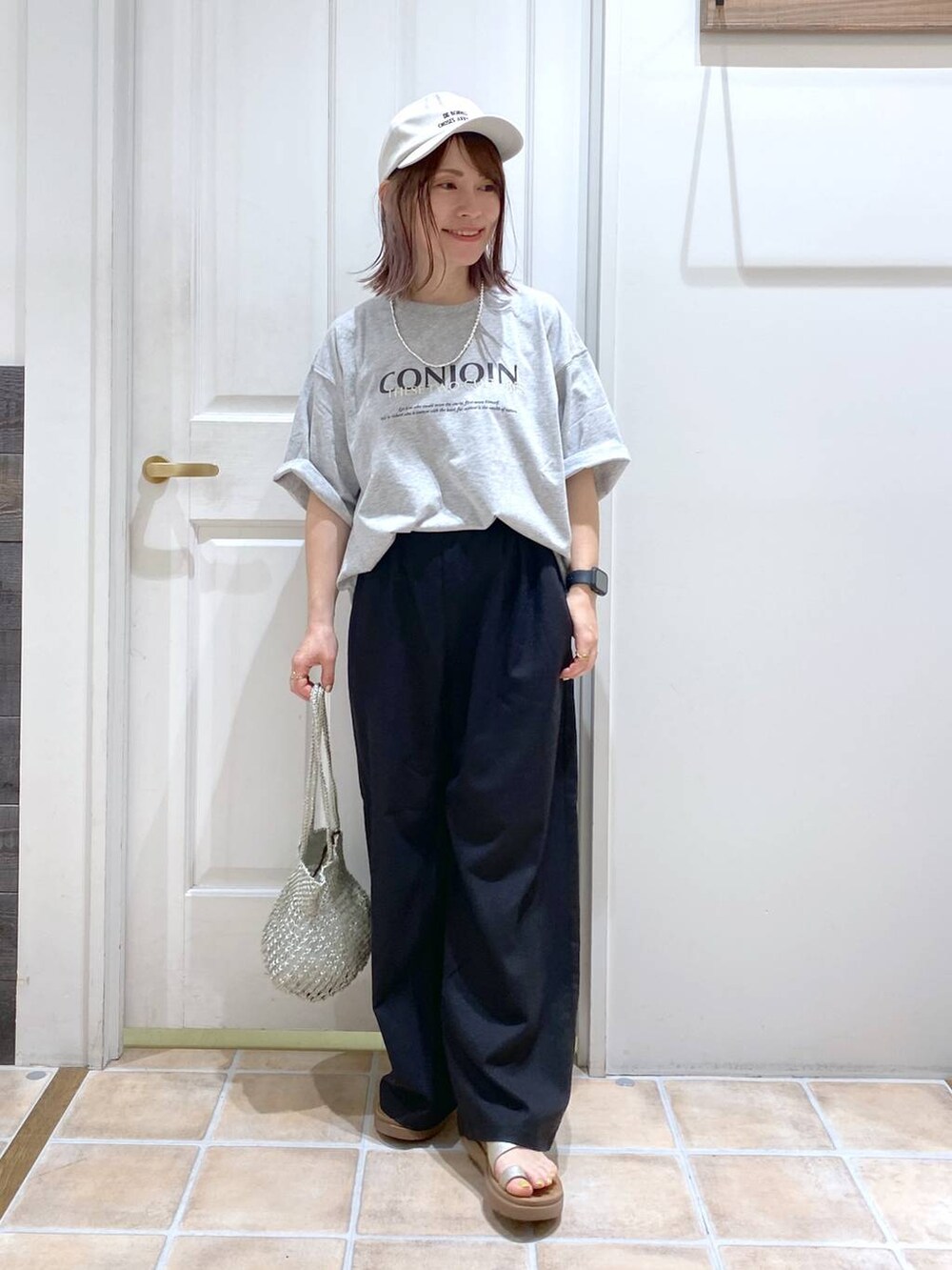 その他のサンダル、ブラック系のその他パンツ、グレー系のTシャツ/カットソーを着用したレディースの春コーディネートの3枚目の写真