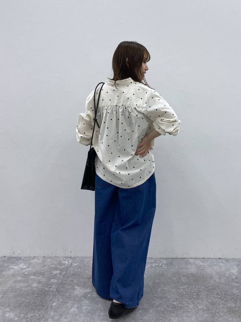 ブラック系のパンプス、ブルー系のその他パンツ、その他のシャツ/ブラウスを着用したレディースの秋コーディネートの7枚目の写真