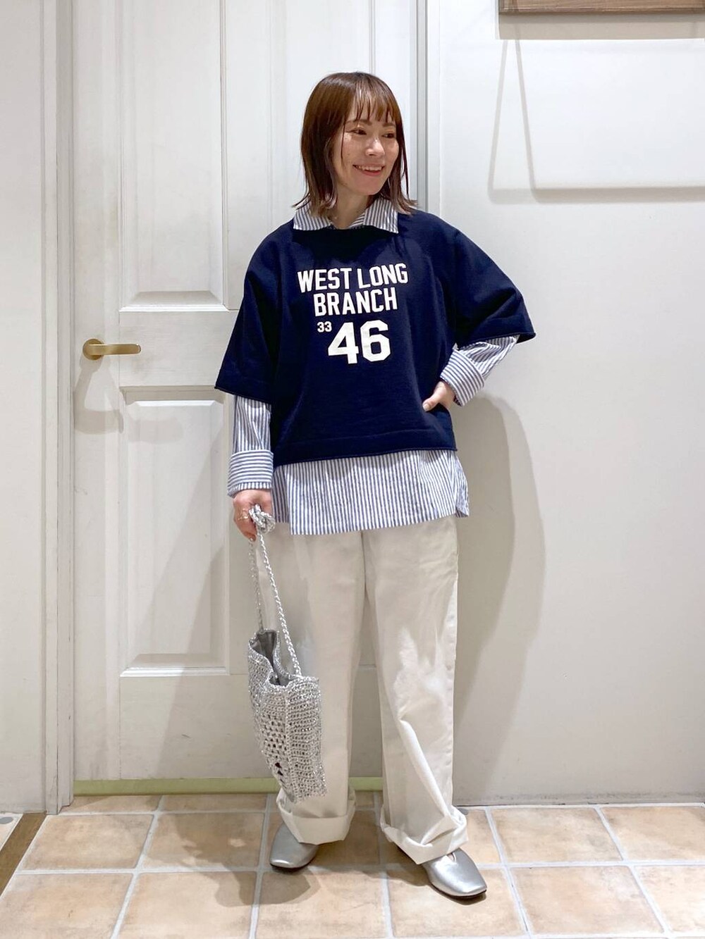 その他のシャツ/ブラウス、ホワイト系のデニムパンツ、その他のパンプスを着用したレディースの春コーディネートの2枚目の写真