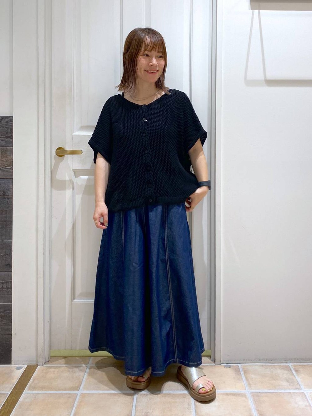 その他のサンダル、ブルー系のデニムパンツ、ブラック系のニット/セーターを着用したレディースの夏コーディネートの3枚目の写真