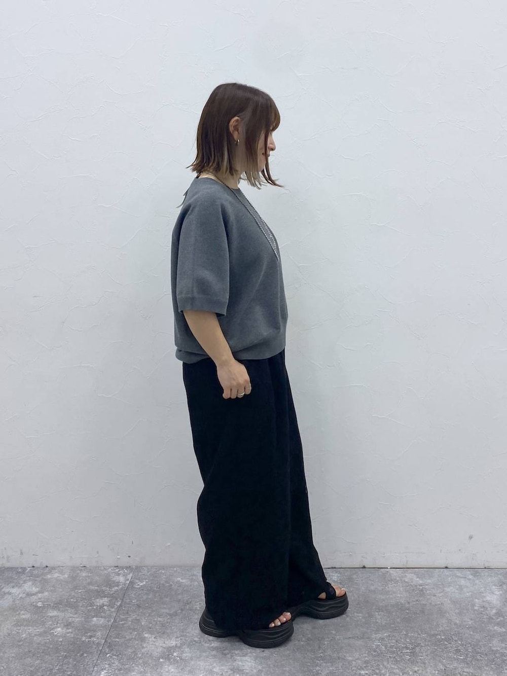 ブラック系のサンダル、グレー系のスウェット、ブラック系のその他パンツを着用したレディースの秋コーディネートの4枚目の写真