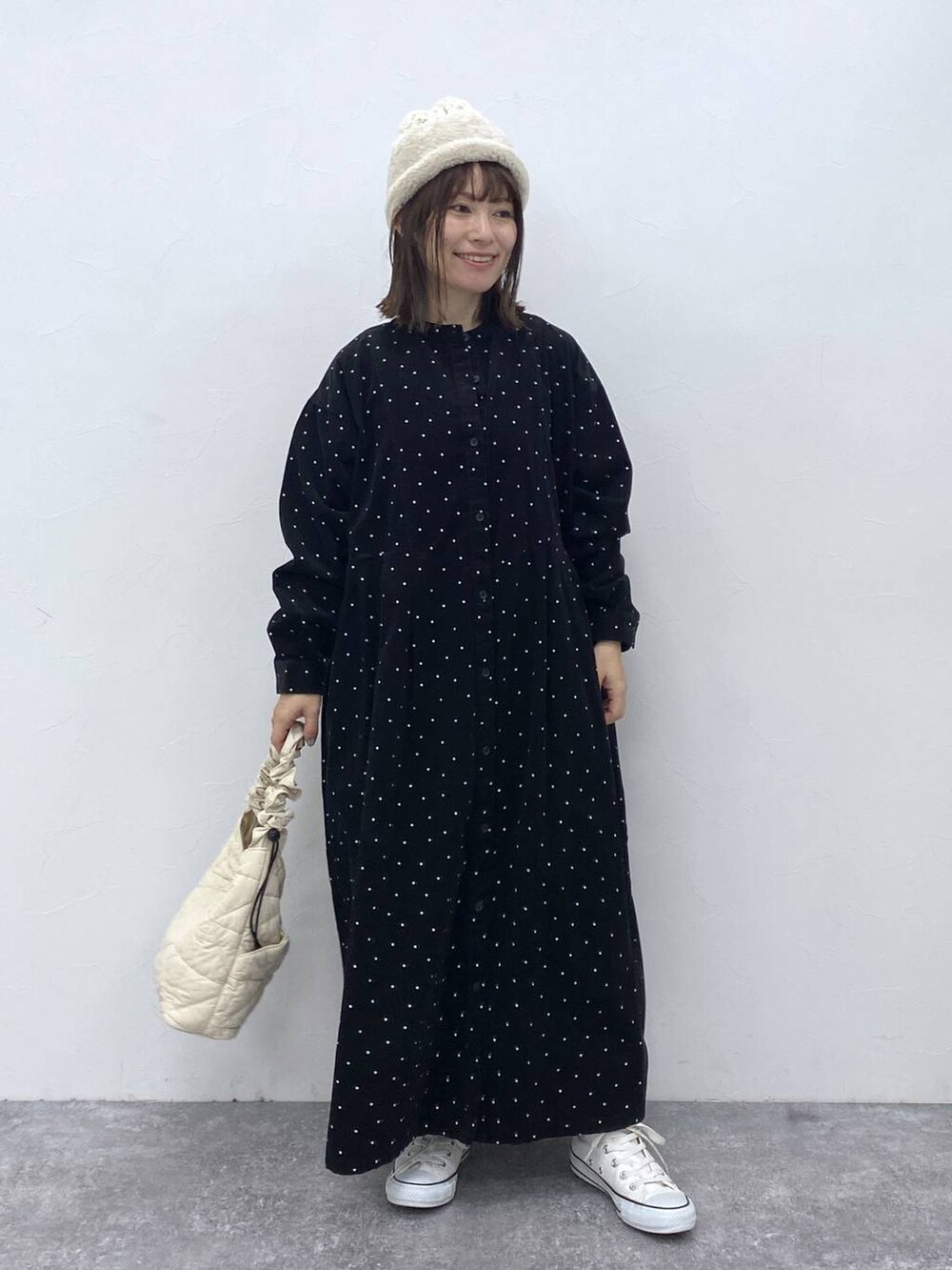 ブルー系のその他パンツ、ベージュ系のトートバッグを着用したレディースの秋コーディネートの2枚目の写真