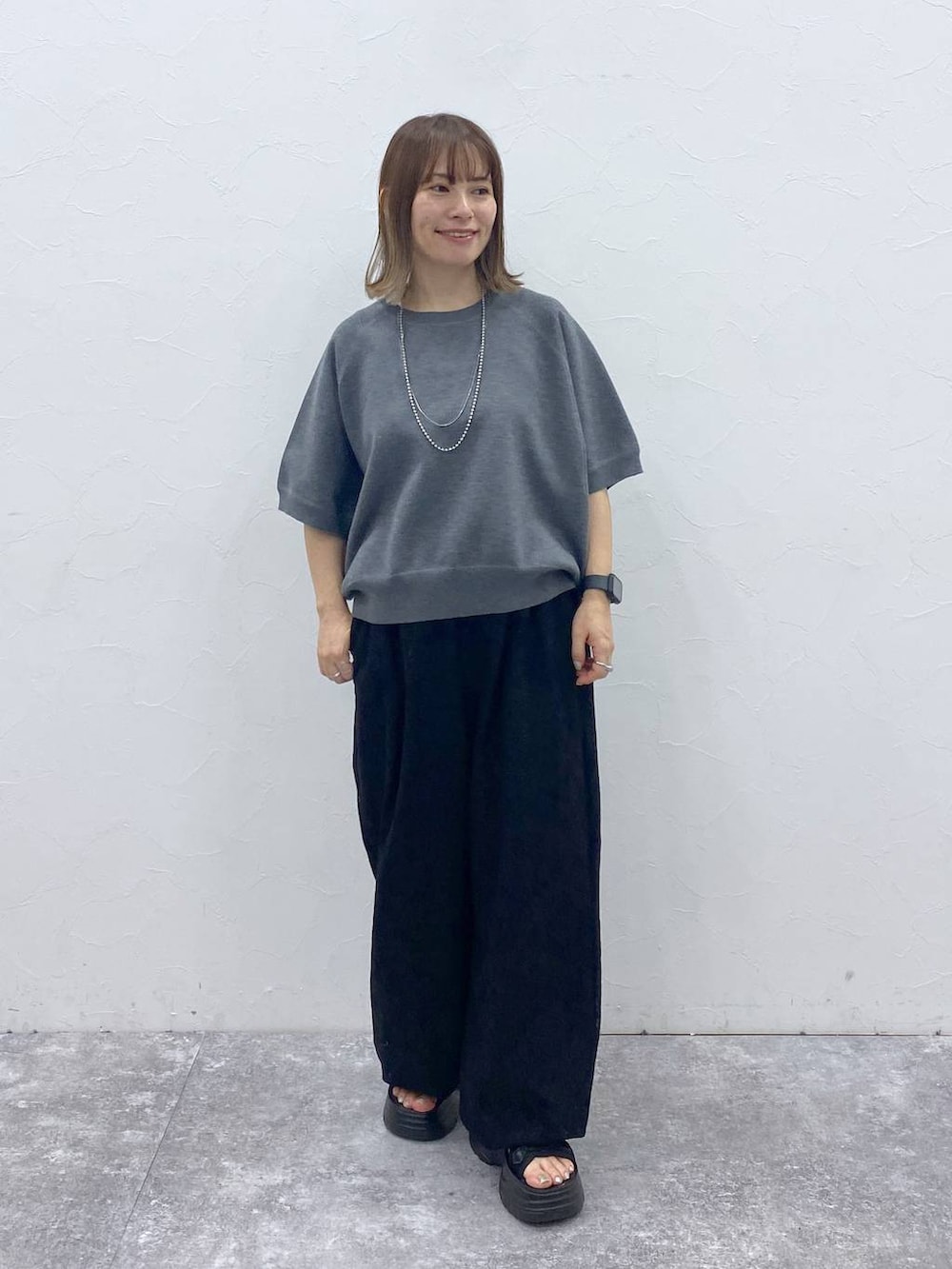 ブラック系のサンダル、グレー系のスウェット、ブラック系のその他パンツを着用したレディースの秋コーディネートの2枚目の写真