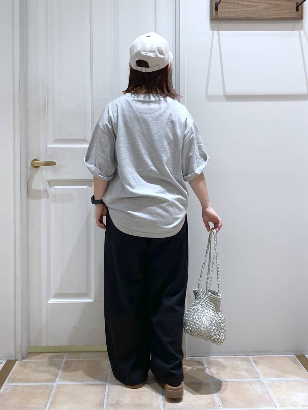 その他のサンダル、ブラック系のその他パンツ、グレー系のTシャツ/カットソーを着用したレディースの春コーディネートの6枚目の写真