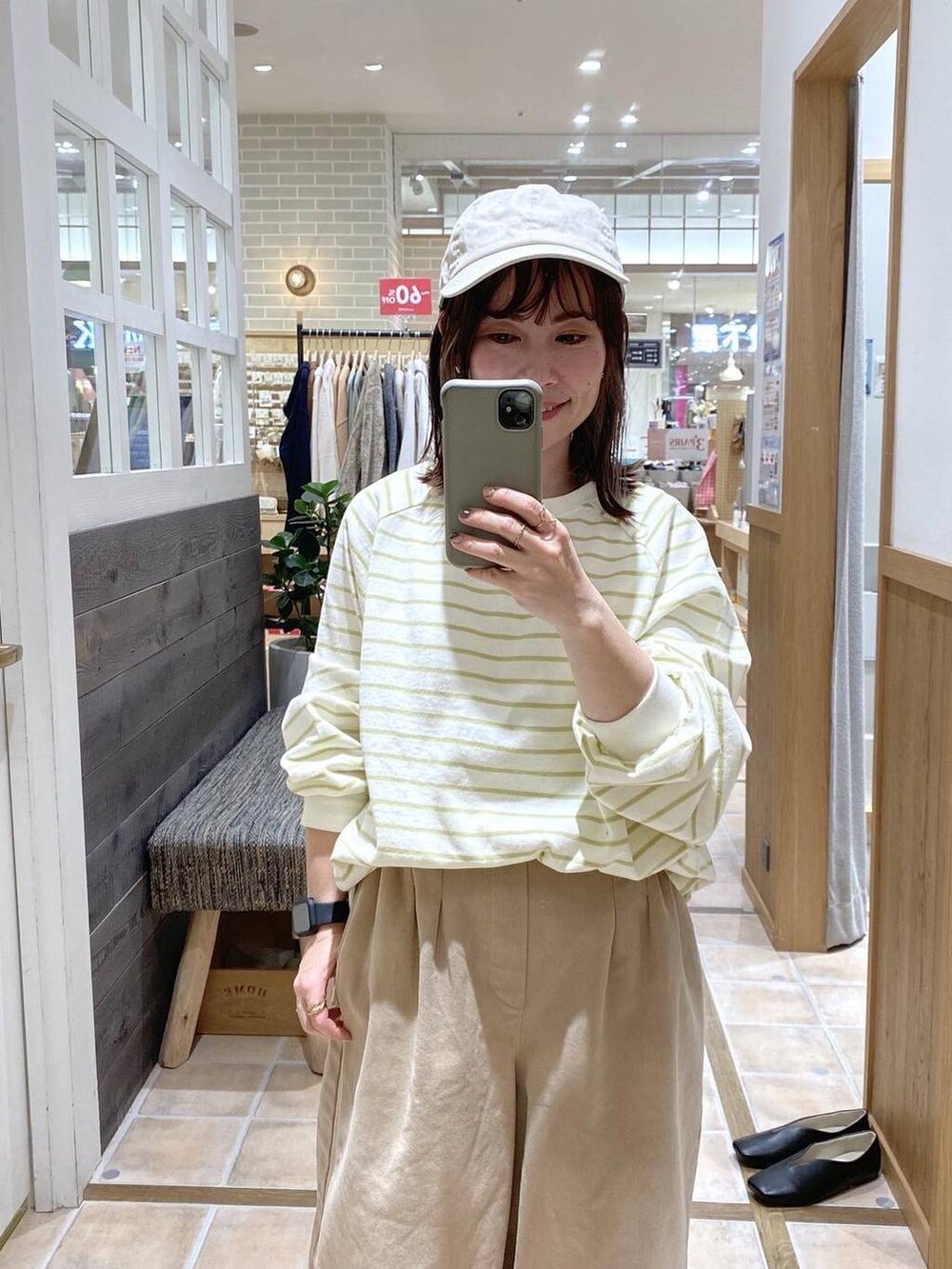 ホワイト系のスニーカー、ベージュ系のその他パンツを着用したレディースの冬コーディネートの3枚目の写真